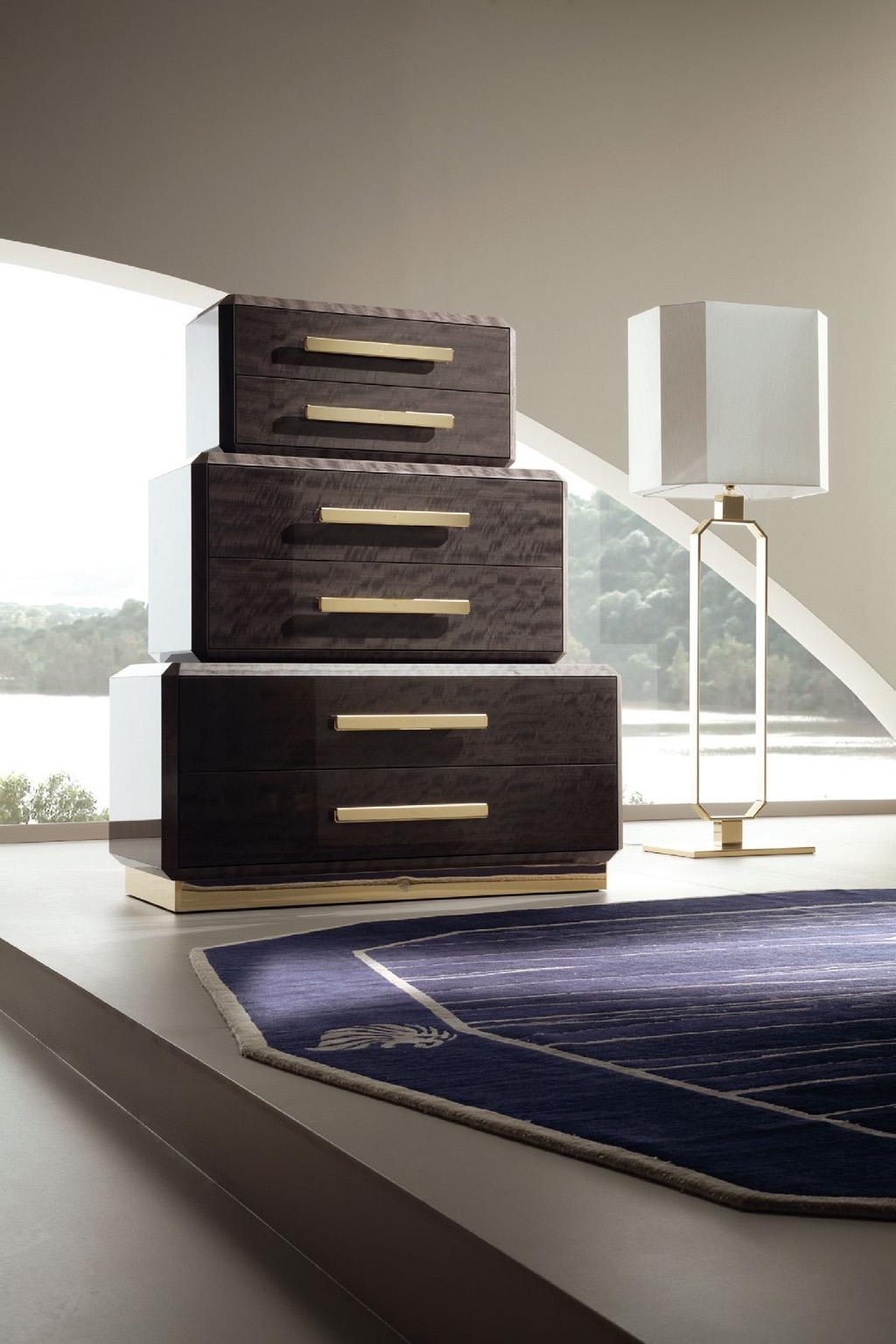 Giorgio Collection Infinity Chest Mahogany Makore high gloss
3 steps chest in makorè mahogany veneer with high gloss polyester finish.
6 full extension drawers with bottom part in velvet fabric.
Base and handles in light gold chrome stainless