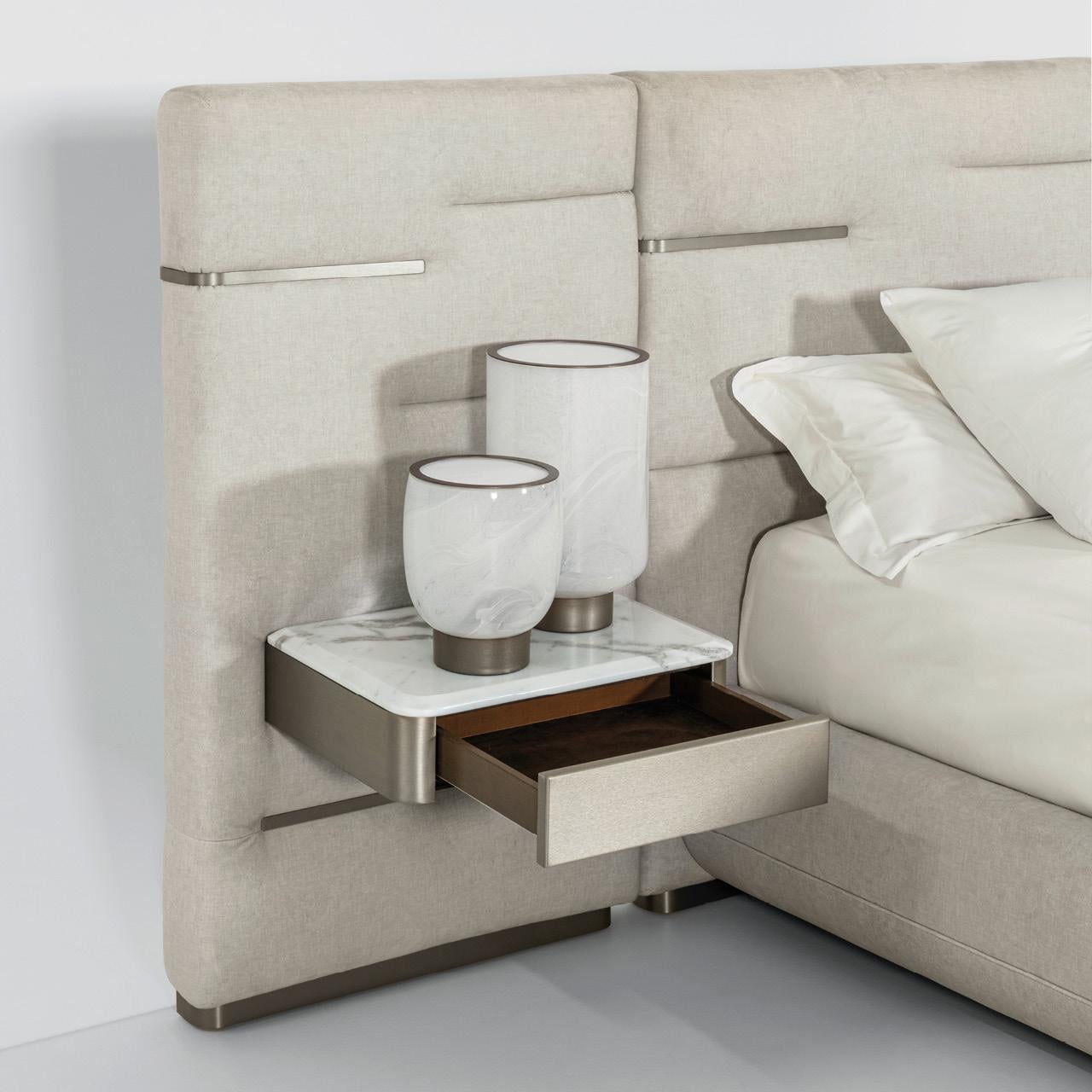 Giorgio Collection'S Letto Luxor King italiano con pannelli in pelle In condizioni Nuovo in vendita a New York, NY