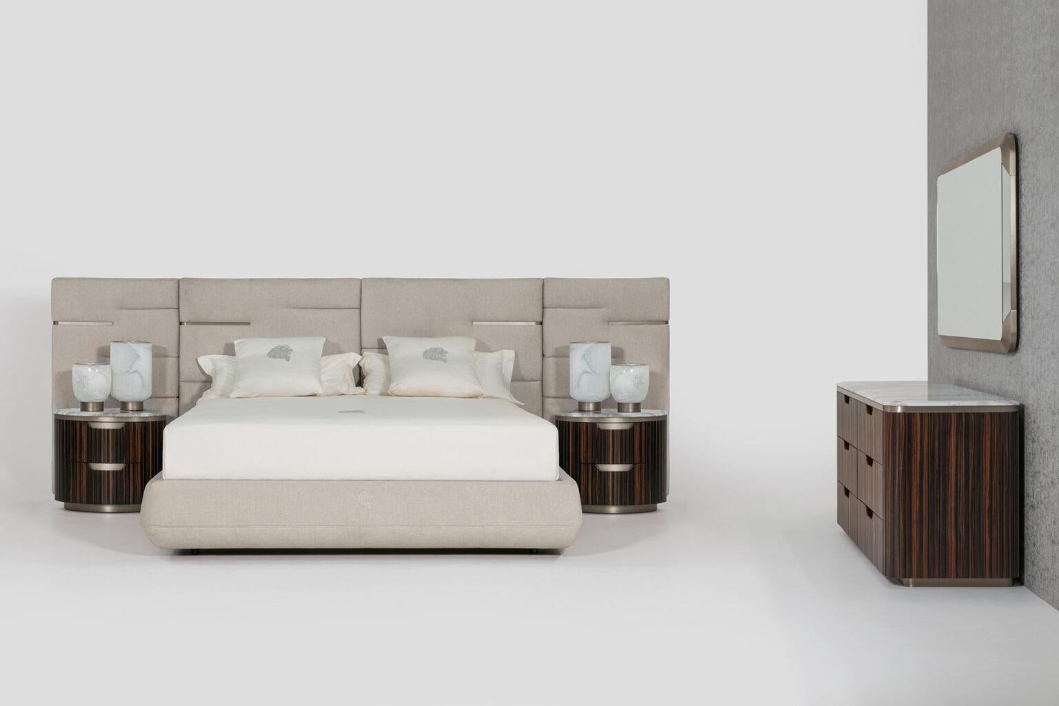 XXI secolo e contemporaneo Giorgio Collection'S Letto Luxor King italiano con pannelli in pelle in vendita