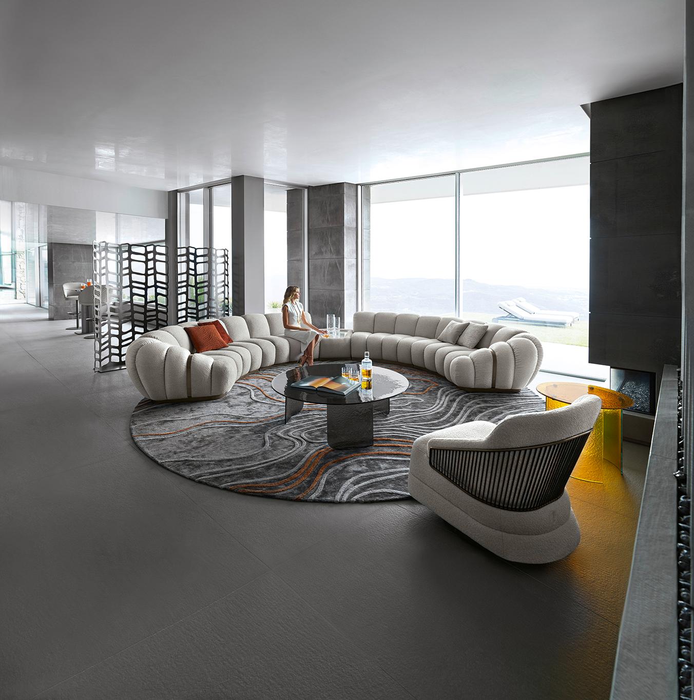 Erleben Sie die Vielseitigkeit unseres modularen Sofas, das in hochwertigem Leder, Nubukleder, Leder mit Eidechsenmuster, Samt oder Wildlederstoff erhältlich ist.

Dieses Sofa bietet kompositorische Vielfalt und ein Maximum an individueller