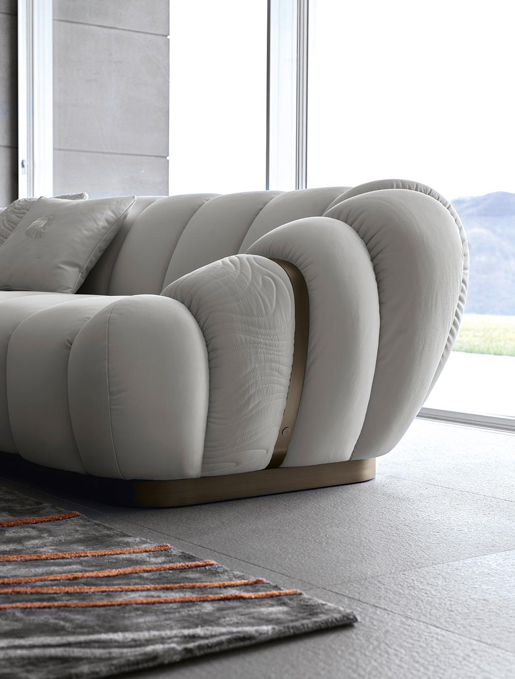 Giorgio Collection Tresor Gebogenes Sofa aus italienischem Leder im Angebot 1