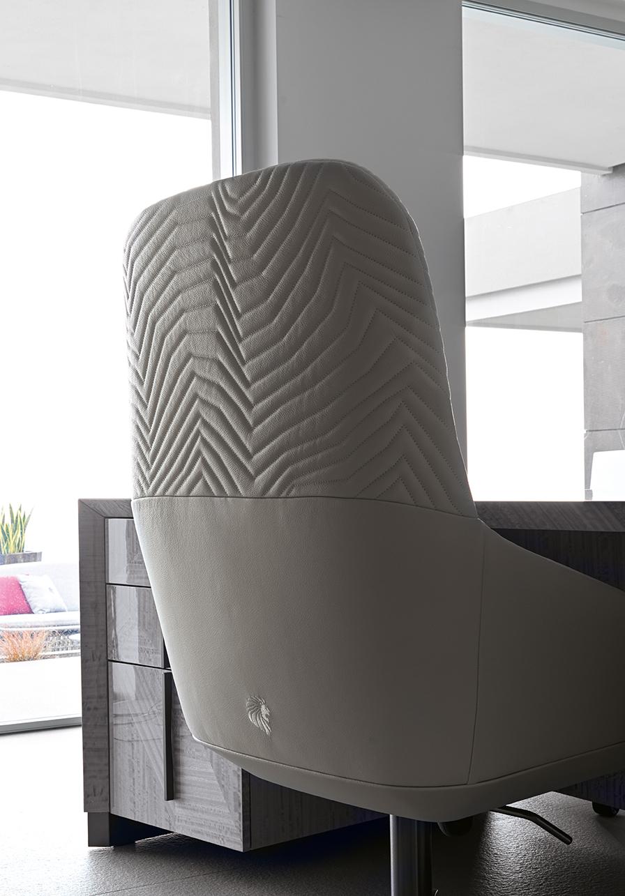 Italian Giorgio Collection Moonlight presidential leather chair For Sale