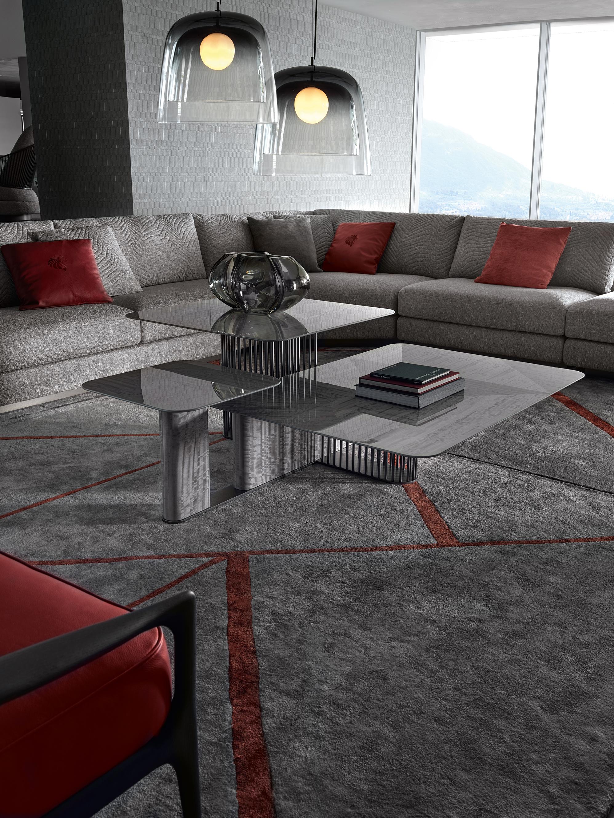 Table de cocktail à trois niveaux avec plateaux en Eucalyptus frisé de Tasmanie marqueté
placage avec finition polyester haute brillance. Base en combinaison d'acier inoxydable gris nickel satiné et de placage d'eucalyptus frisé de Tasmanie avec