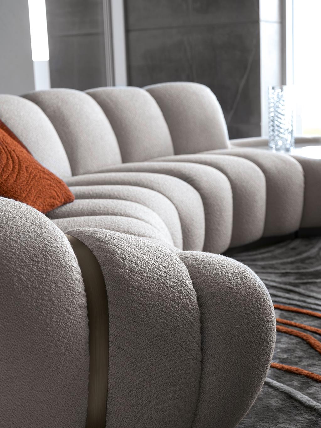 Italiano Giorgio Collection Tresor Collection è un divano a 3 posti in pelle italiana curvata. in vendita