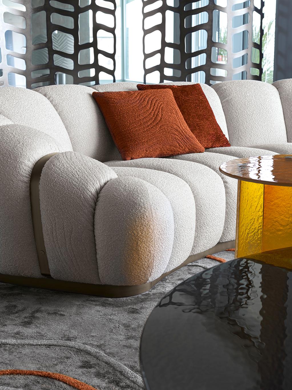 Fatto a mano Giorgio Collection Tresor Collection è un divano a 3 posti in pelle italiana curvata. in vendita
