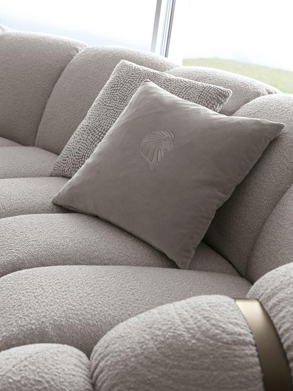 Giorgio Collection Tresor Collection è un divano a 3 posti in pelle italiana curvata. In condizioni Nuovo in vendita a New York, NY