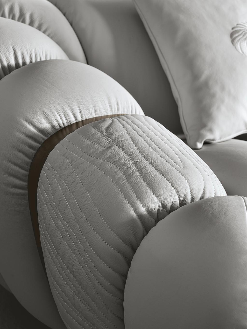 Italiano Tresor Collection di Giorgio Collection è una sedia da ufficio in pelle italiana curvata. in vendita