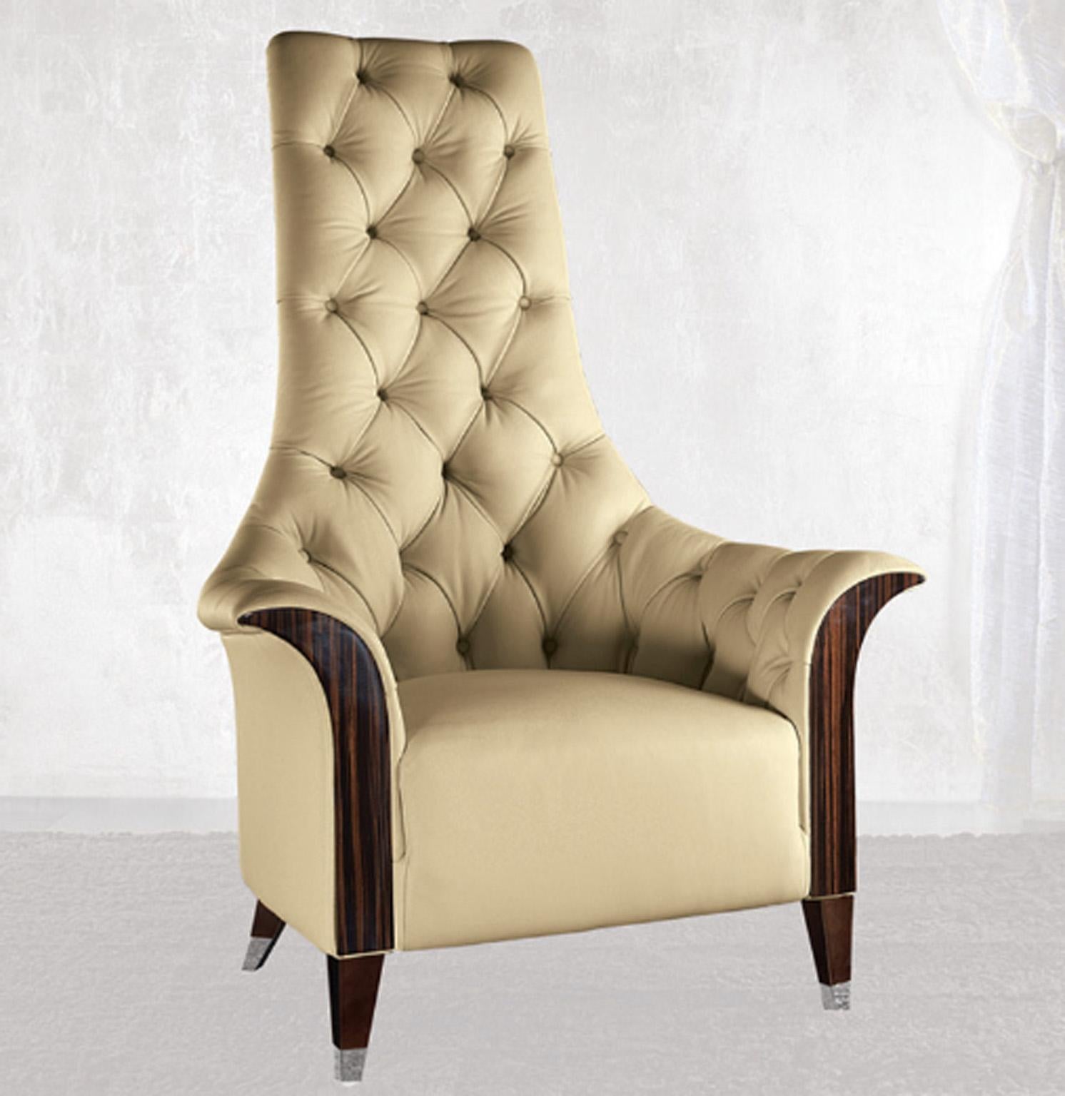 Grand fauteuil avec façades en bois Makassar ébène en polyester brillant recouvert de cuir de première qualité tufté.
Pieds en acier chromé.

Taille : cm 92 L x 86 P x 127 H
Taille : 36