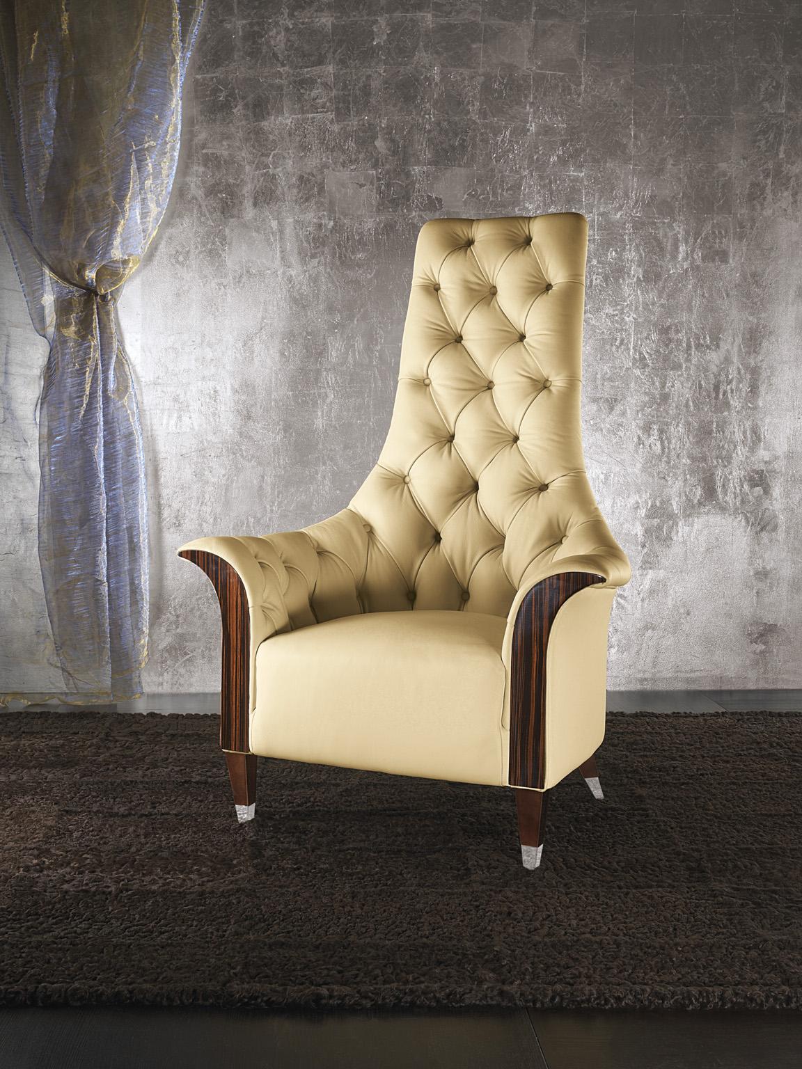 italien Grand fauteuil touffeté en cuir beige avec bras en ébène de Macassar de la collection Giorgio en vente