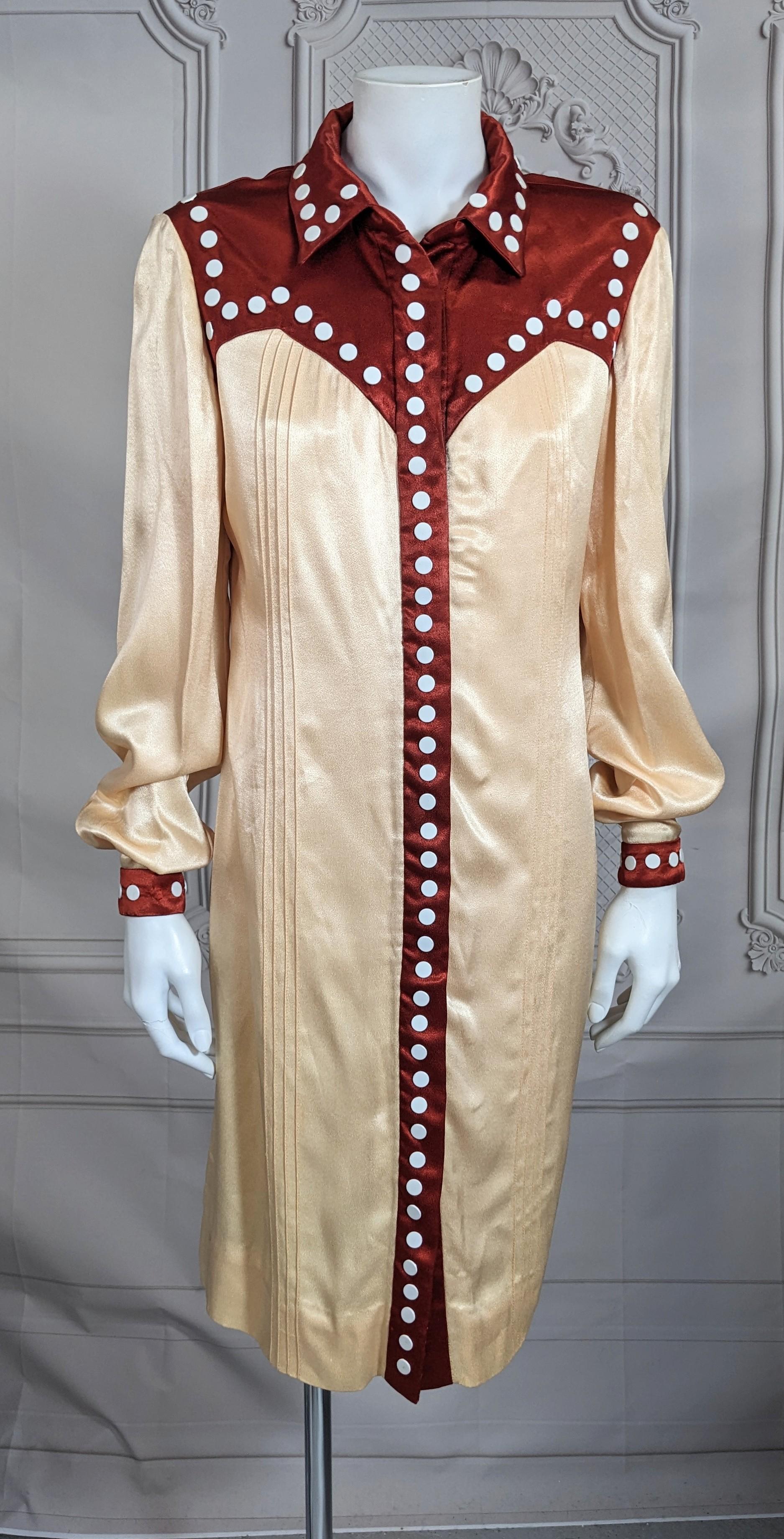 Charmante robe-chemise en satin de Giorgio di Sant' Angelo inspirée des années 1970. Robe chemise en satin crème et bordeaux garnie de dizaines de clous en émail blanc et de détails épinglés. Fermeture éclair sur le devant. États-Unis, années 1970.