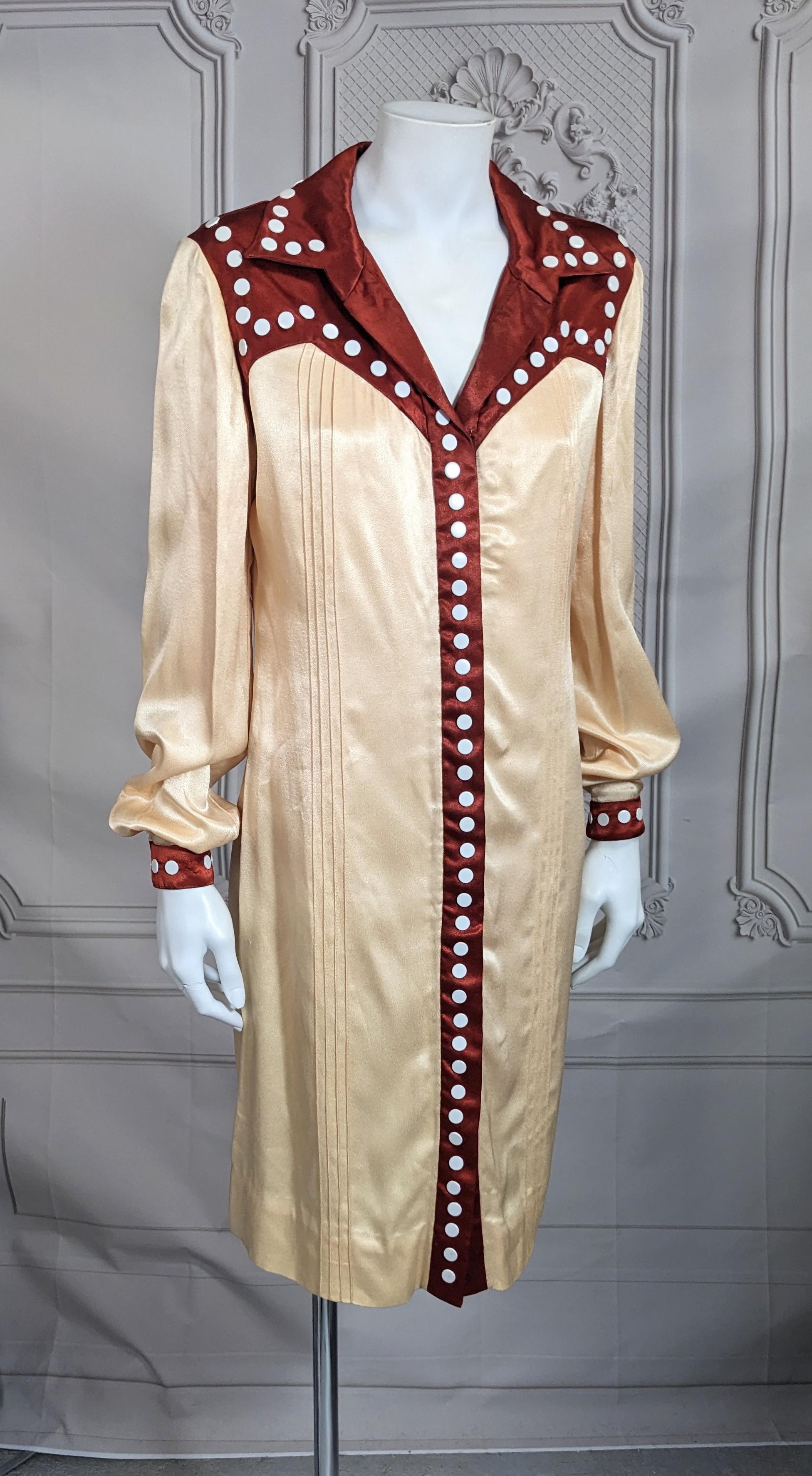 Beige Giorgio di Sant' Angelo - Robe chemise en satin d'inspiration occidentale en vente