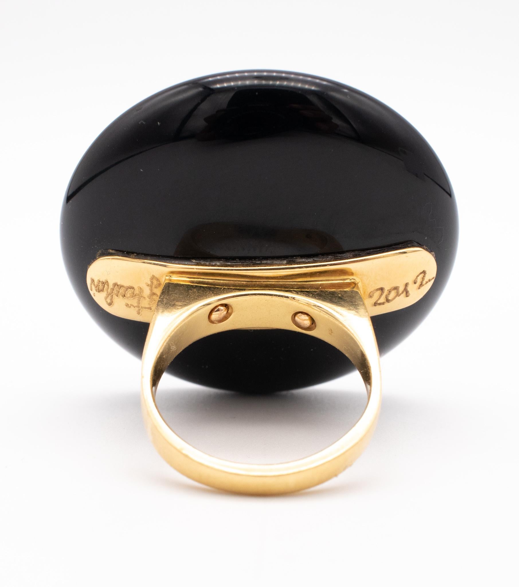 Modern Giorgio Facchini 2012 Italy Sculptural Large Ring in 18kt Yellow Gold with Onyx For Sale