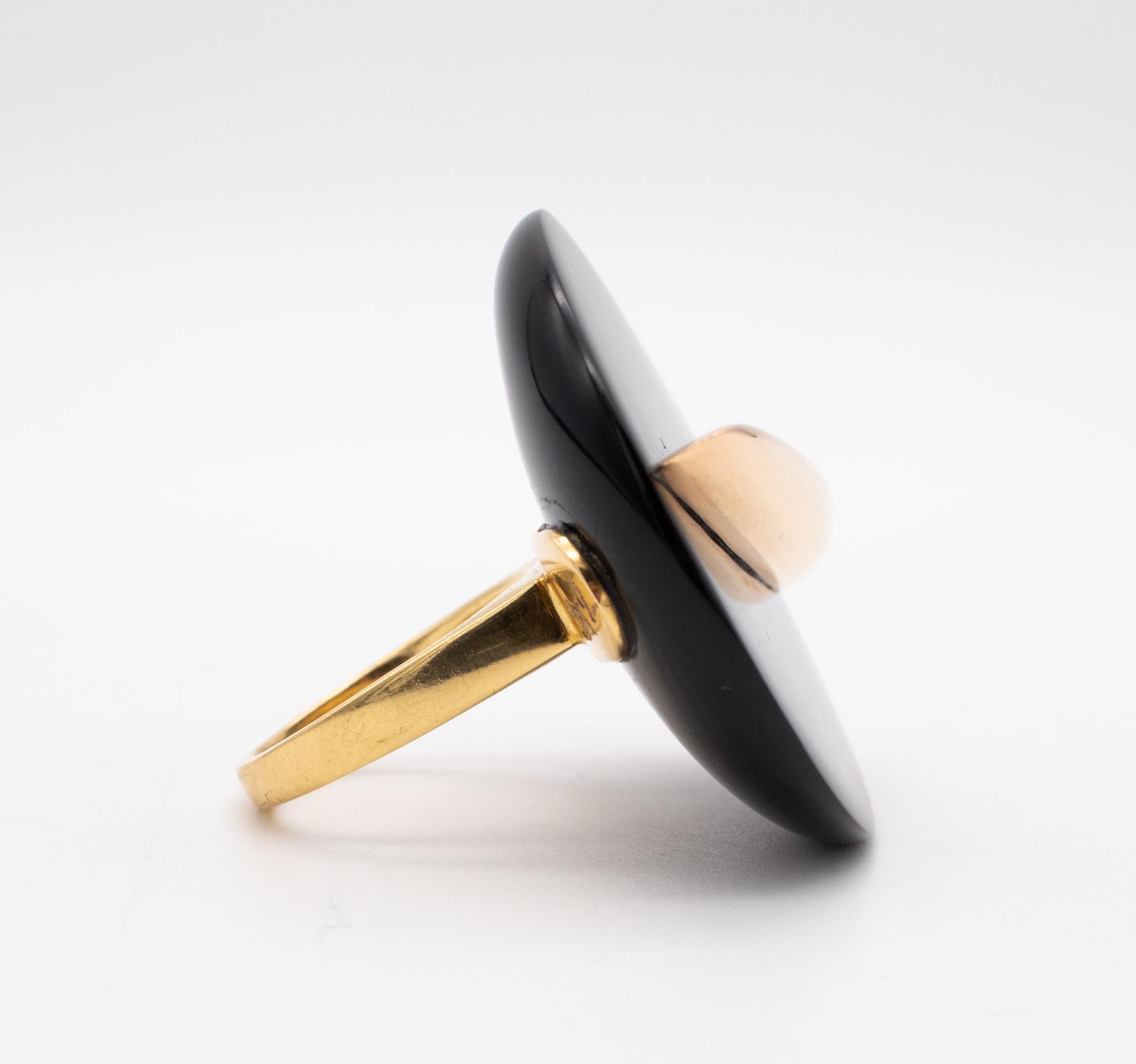 Mixed Cut Giorgio Facchini 2012 Italy Sculptural Large Ring in 18kt Yellow Gold with Onyx For Sale