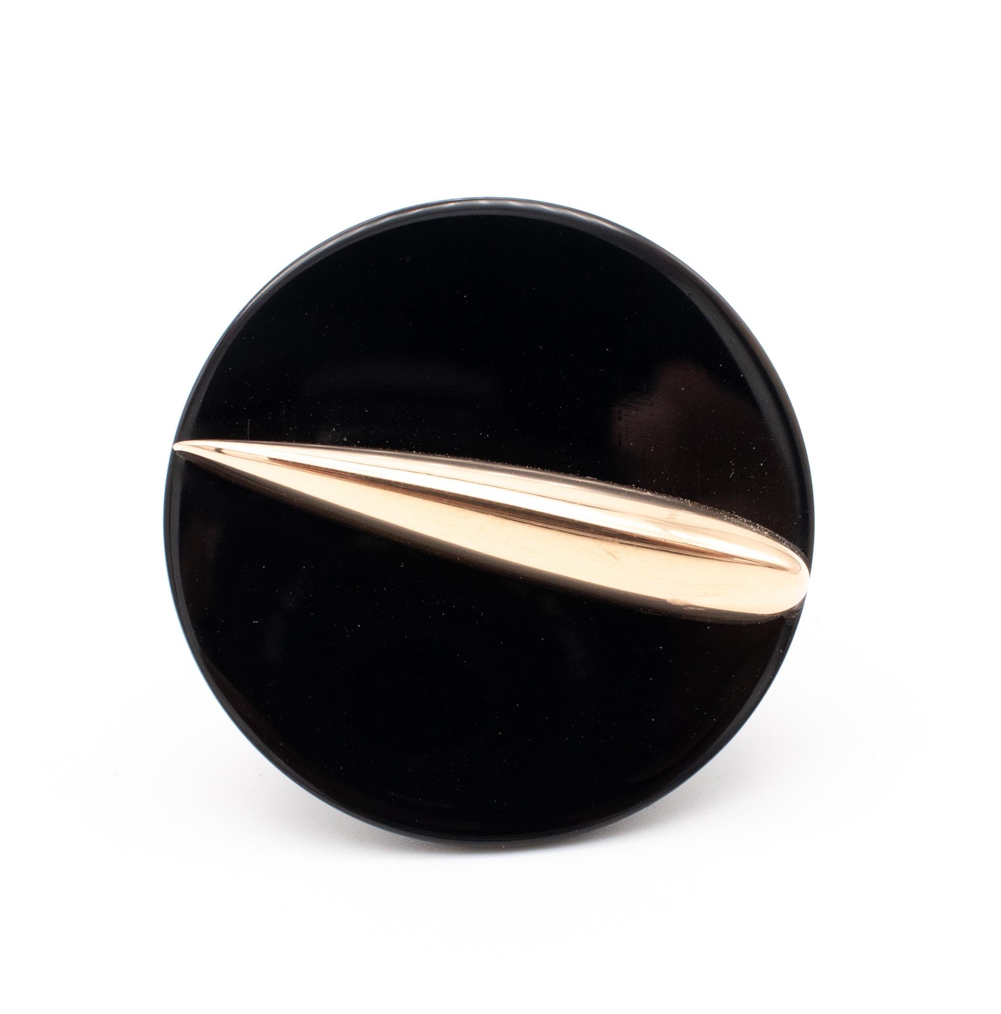 Women's or Men's Giorgio Facchini 2012 Italy Sculptural Large Ring in 18kt Yellow Gold with Onyx For Sale