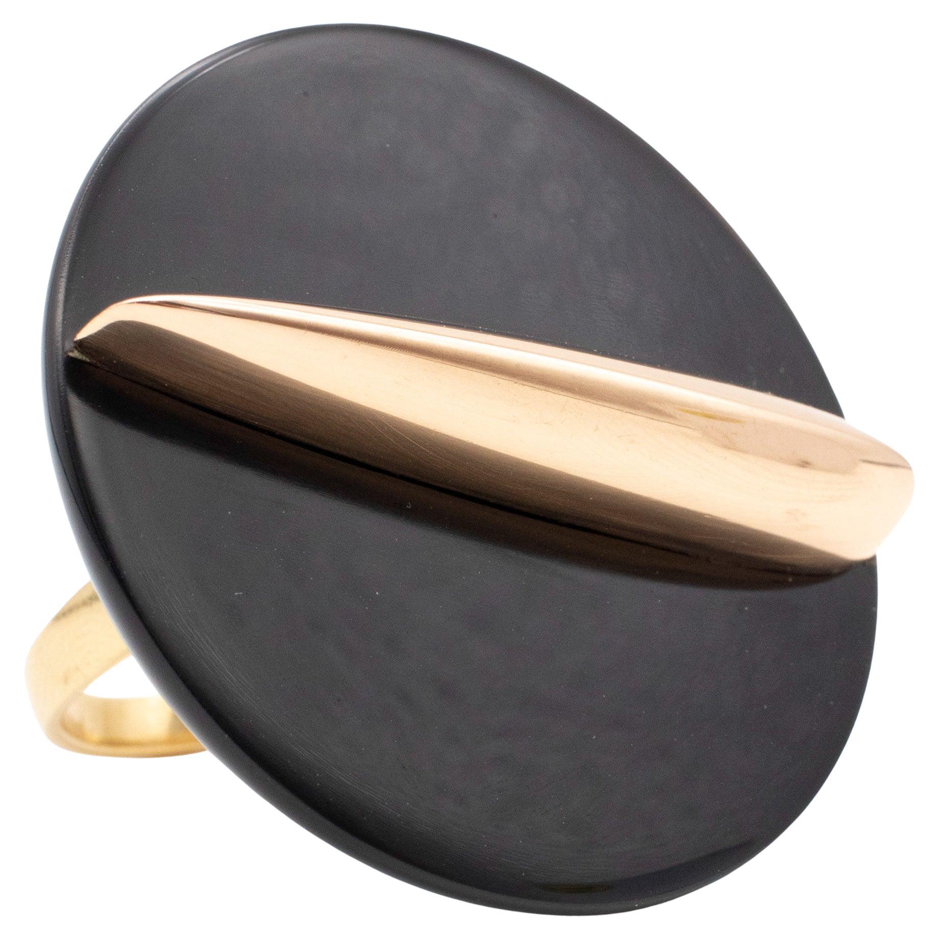 Giorgio Facchini 2012 Italy Sculptural Large Ring in 18kt Yellow Gold with Onyx For Sale