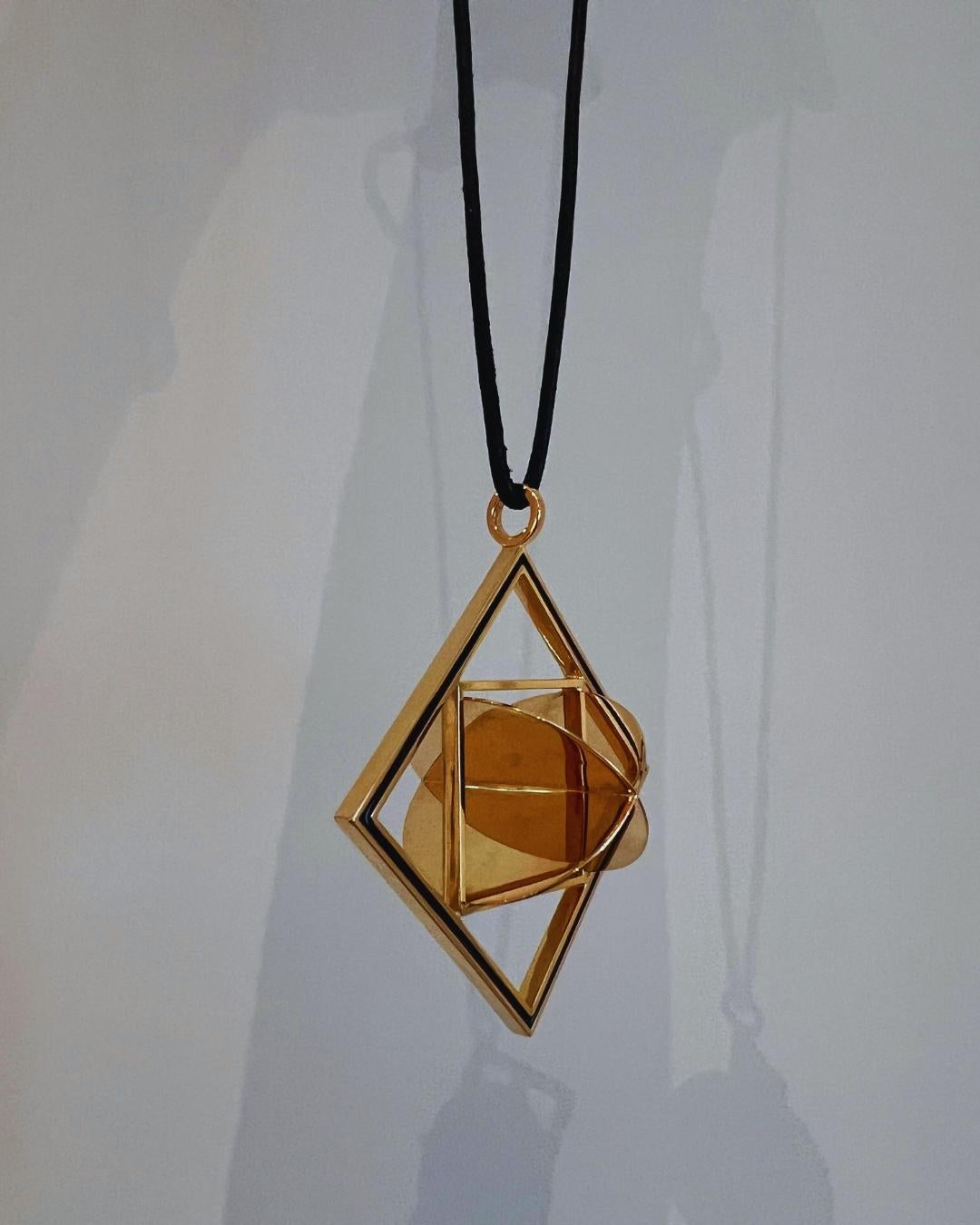 Großer Anhänger aus Emaille und 18 Karat Gold von Giorgio Facchini Artist Jewel, 1977 für Damen oder Herren im Angebot