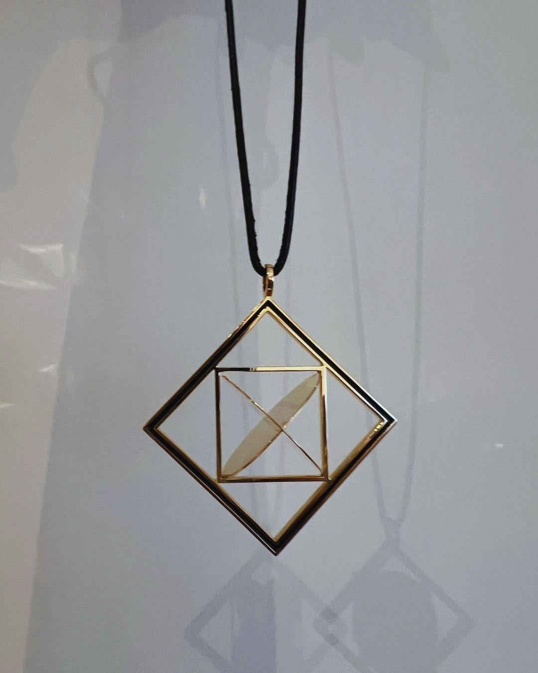 Großer Anhänger aus Emaille und 18 Karat Gold von Giorgio Facchini Artist Jewel, 1977 im Angebot 1