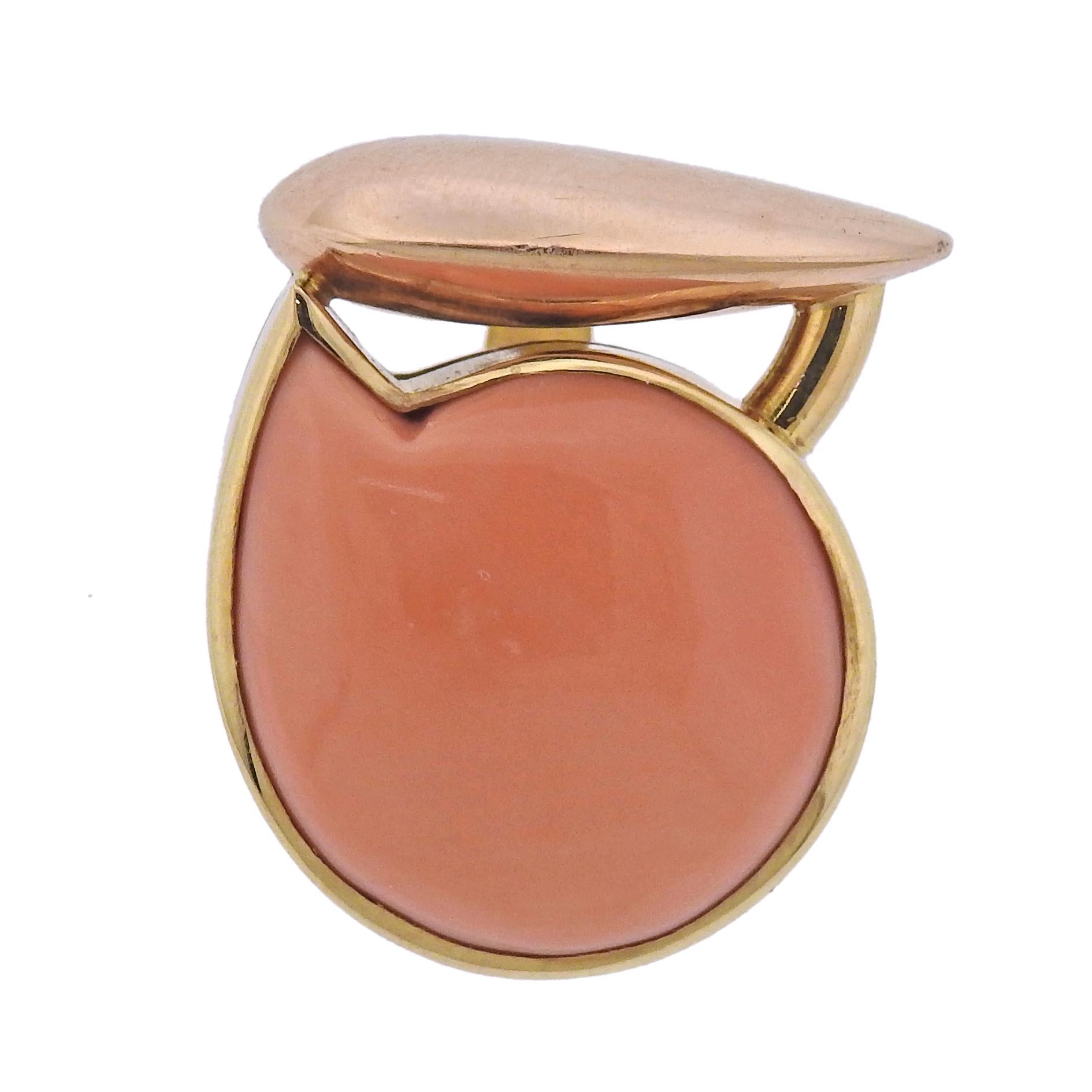 18k yellow gold pendant, crafted by Giorgio Facchini, set with coral gemstone in the center, Pendant measures 31mm x 25mm (pictured necklace is not included). Marked with Facchini signature, 750. Weight of the piece - 17.2 grams 