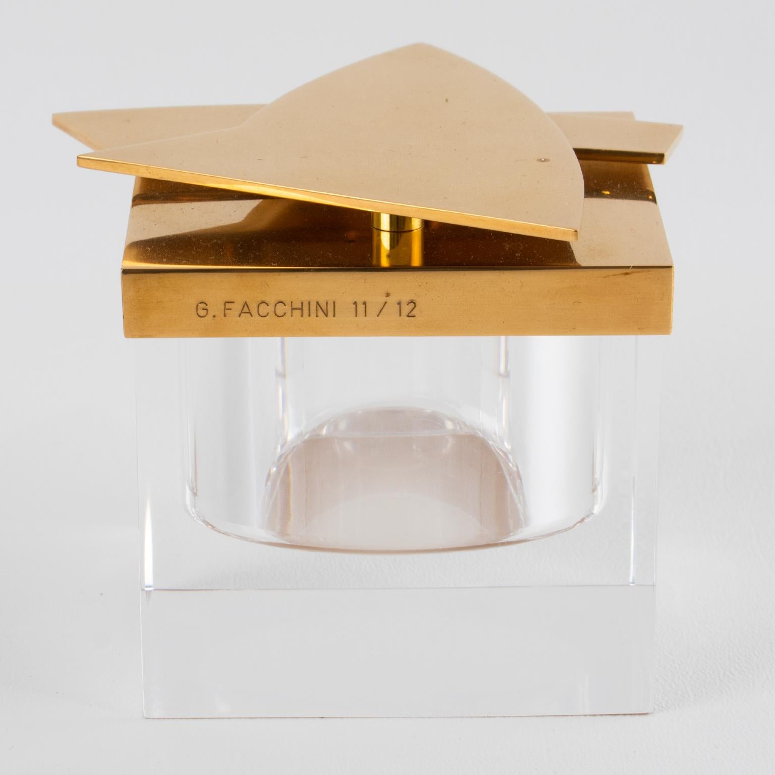 Caja de lucita y latón de edición limitada de Giorgio Facchini, hacia 1970 en venta 4