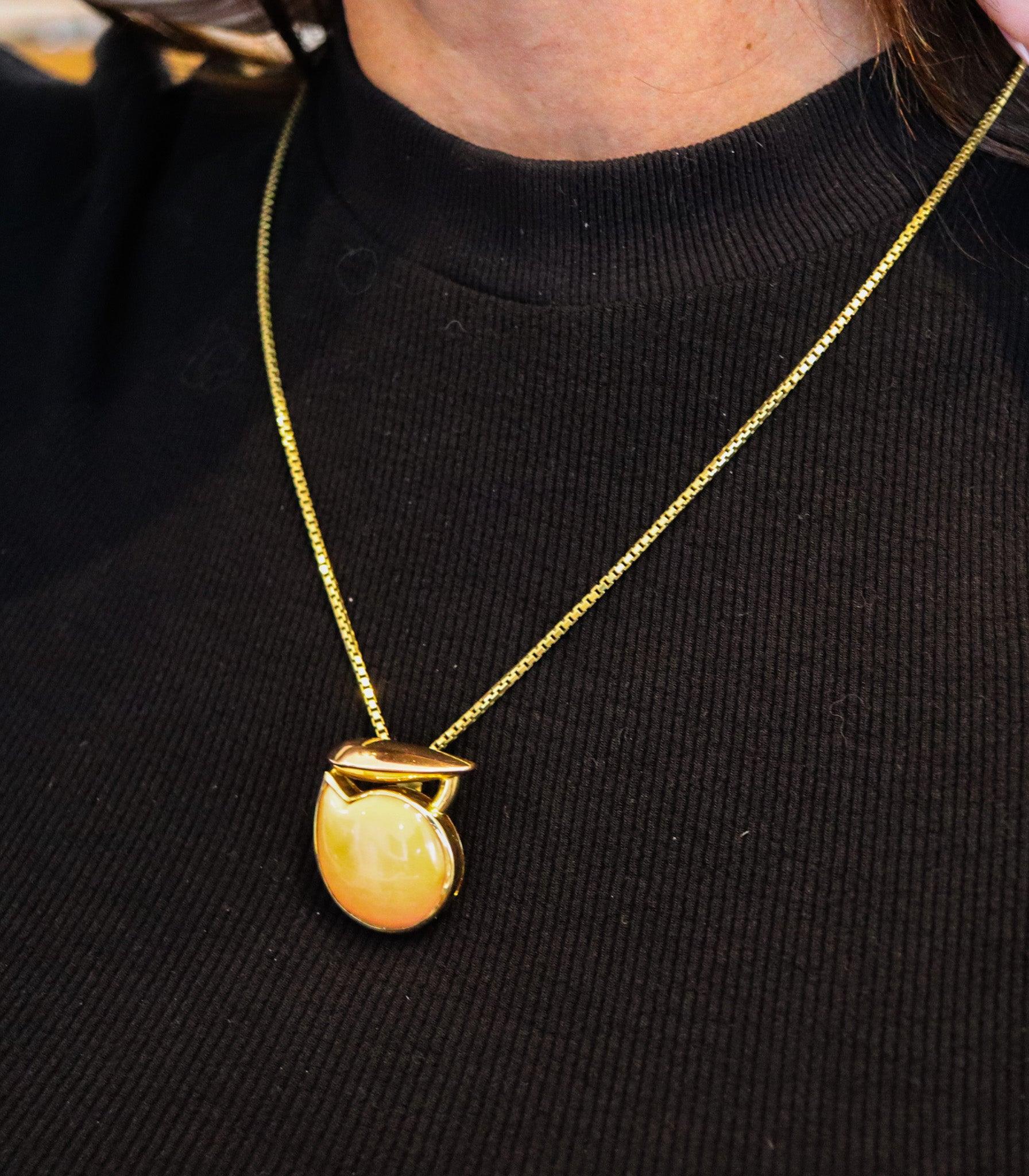 Collar orbital diseñado por Giorgio Facchini (Pesaro 1947-).

Se trata de un colgante escultural creado por el maestro joyero, artista y escultor italiano Giorgio Facchini. Se trata de una pieza única de arte abstracto elaborada en oro amarillo