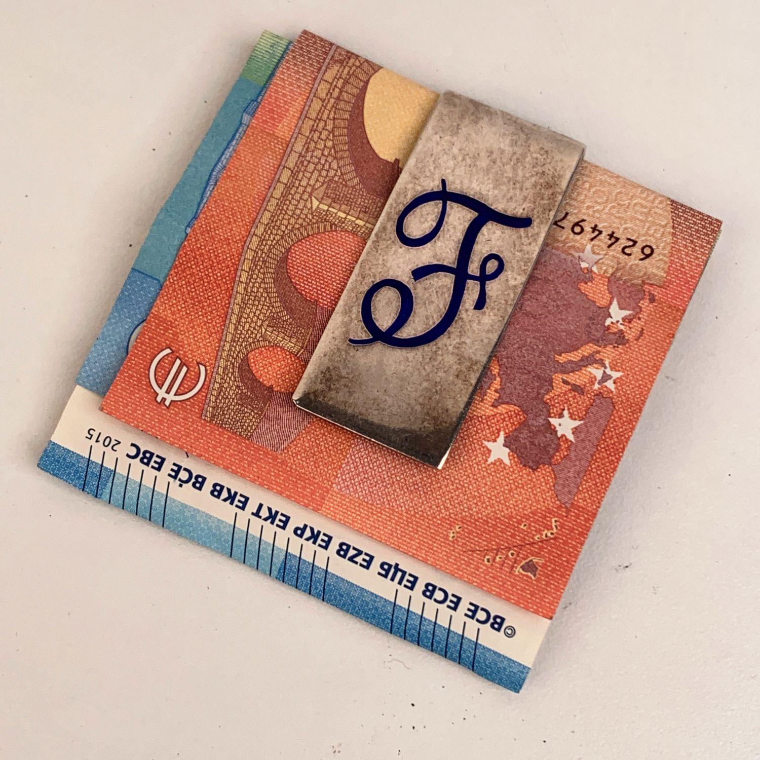 Vintage Giorgio Gucci money clip with enameled F letter in blue on the front. In sterling silver (marked '925'). Height: 2.25 inches - 5,7 cm - Width: 0.8 inch - 2,7 cm

Details

MATERIAL: Sterling Silver

COLOR: Silver

MODEL: -

GENDER: Unisex