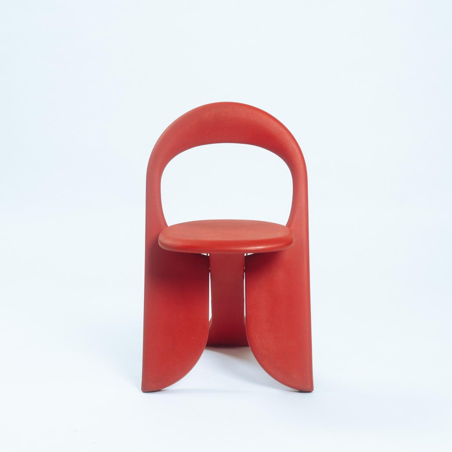 Estas 2 rarísimas sillas plegables rojas Filly, fueron diseñadas por Giorgio Gurioli en 1984.

 Giorgio Gurioli es conocido sobre todo por la silla Hara, que diseñó en 2002.

La silla plegable Filly es la primera silla que diseñó que entró en