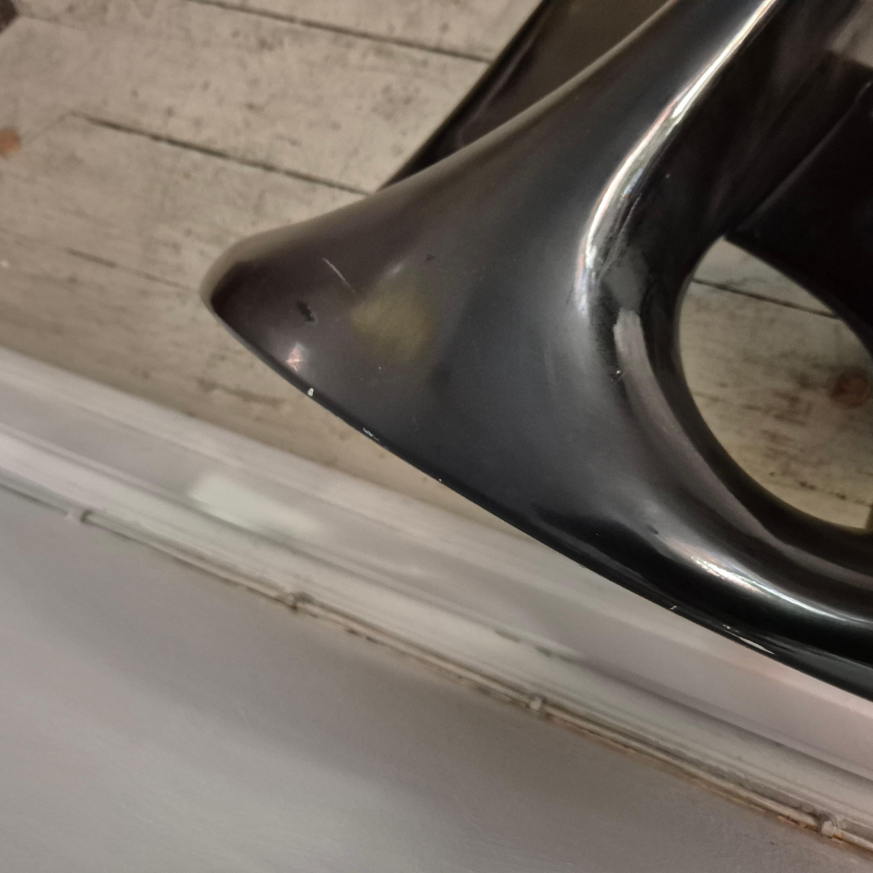 Giorgio Gurioli, chaise sculpturale modèle HARA. futurisme minimaliste Y2K 7