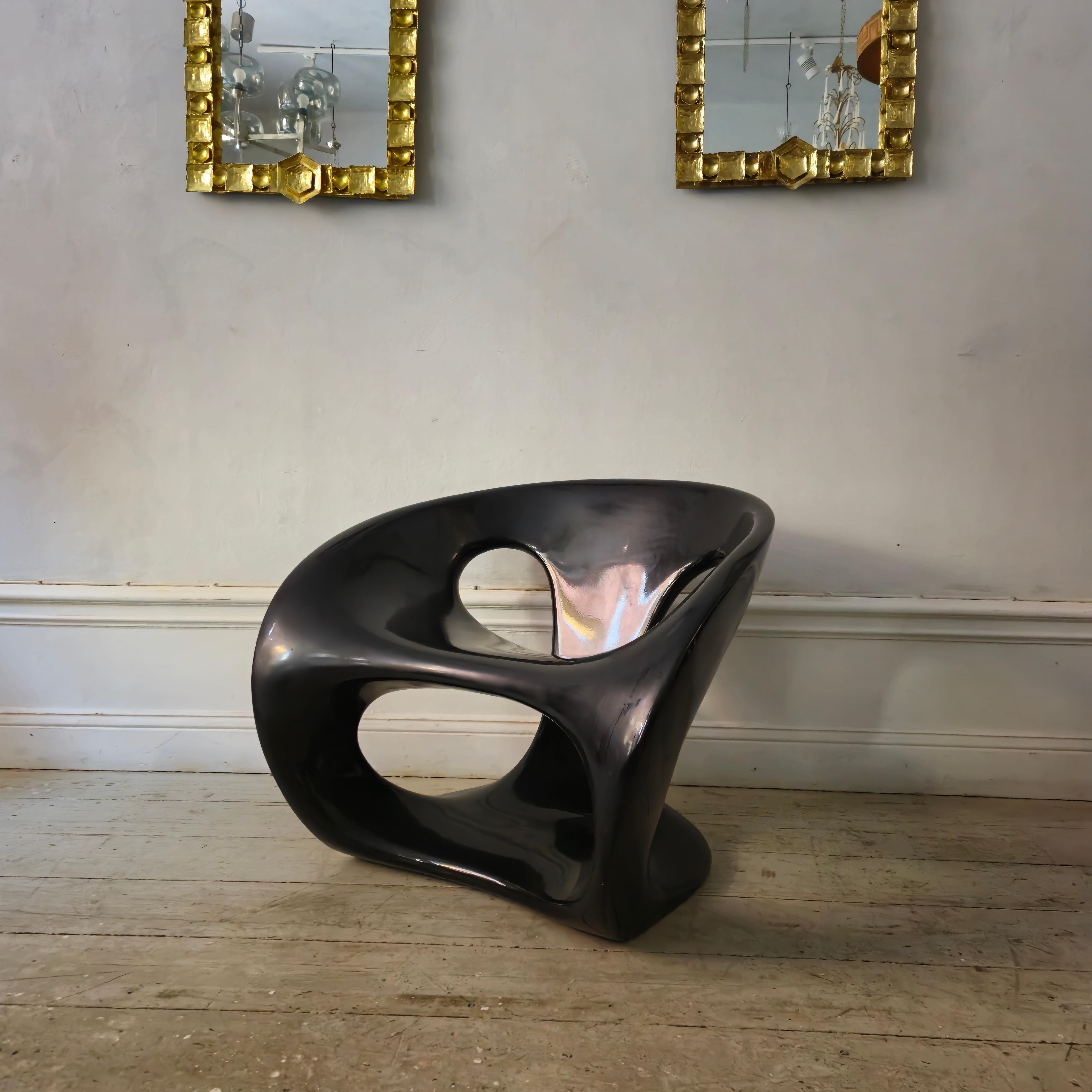 Rare chaise sculpturale du début du 21e siècle en fibre de verre laquée noire. Conçu par Giorgio Gurioli pour Kundalini. Modèle HARA, conçu en 2002. Une belle pièce minimaliste et futuriste, fidèle à l'esthétique de Trueing. Des chapes douces et