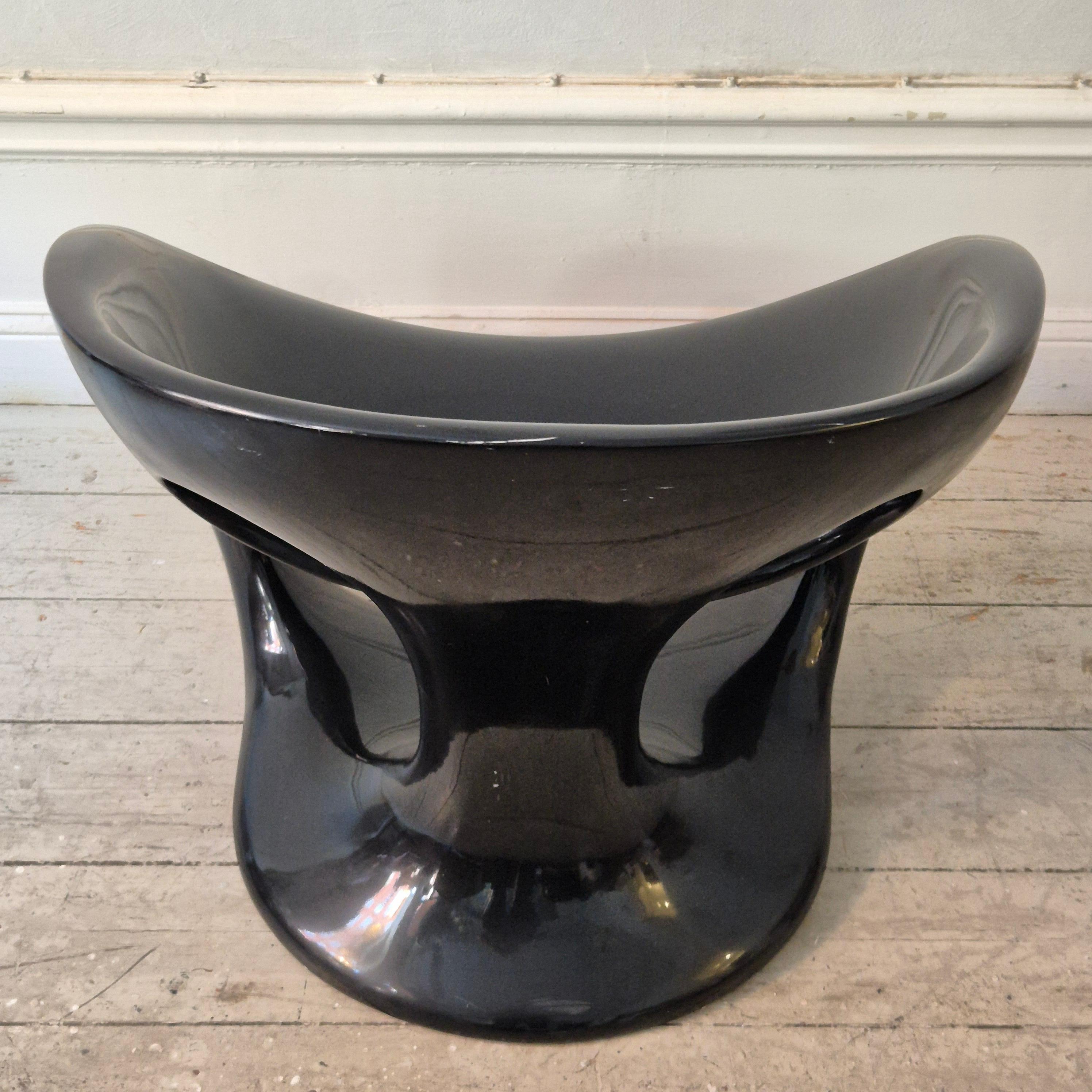 Fibre de verre Giorgio Gurioli, chaise sculpturale modèle HARA. futurisme minimaliste Y2K