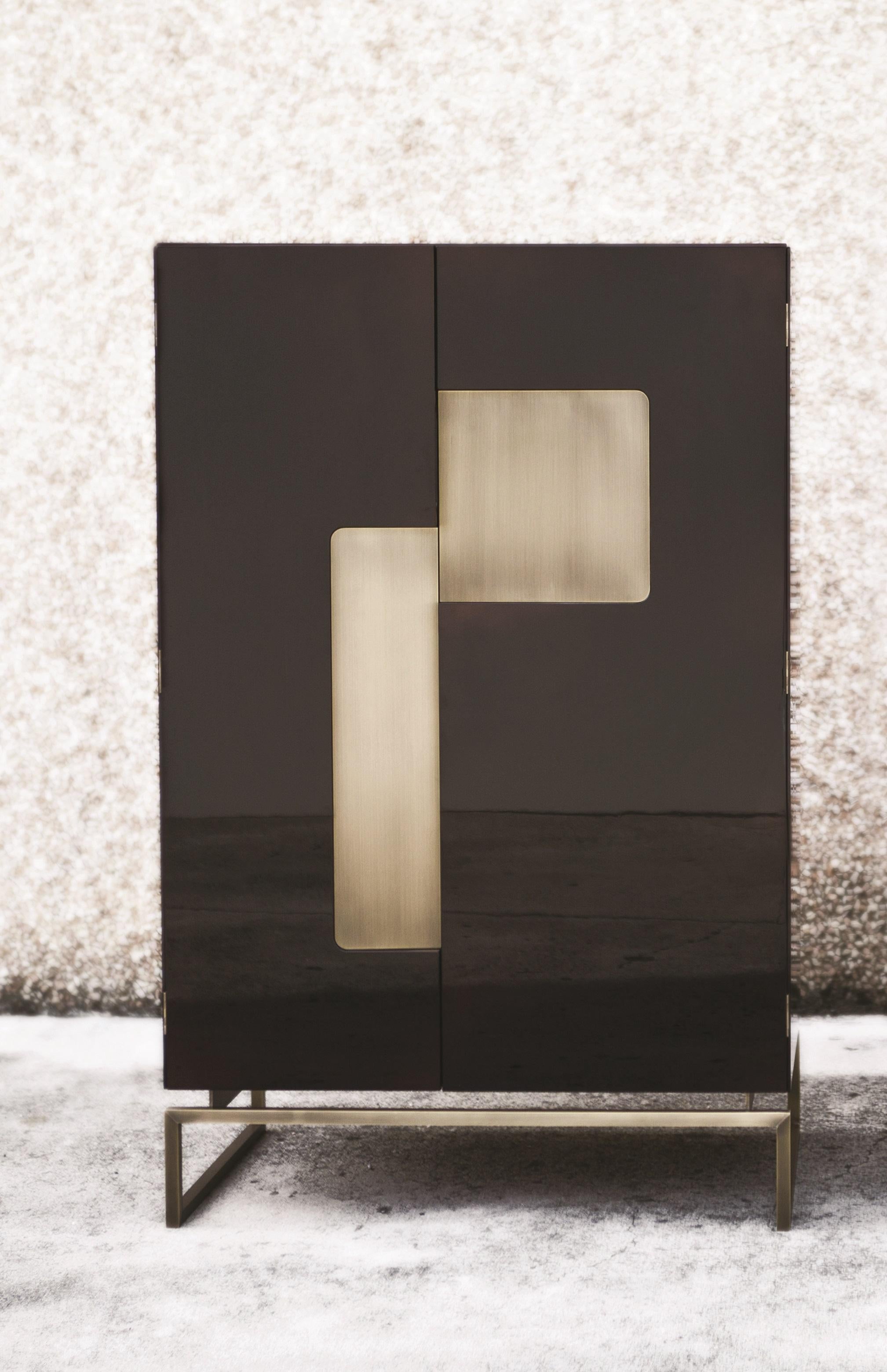 Armadio Giorgio I Oxblood Glossy Lacquer and Light Bronze Metal di Casa Casati 
Dimensioni: P 54 x L 90 x H 140 cm. 
Materiali: Lacca, MDF, ottone e metallo.

Disponibile in diversi materiali e dimensioni. Contattateci.

Una famiglia di contenitori
