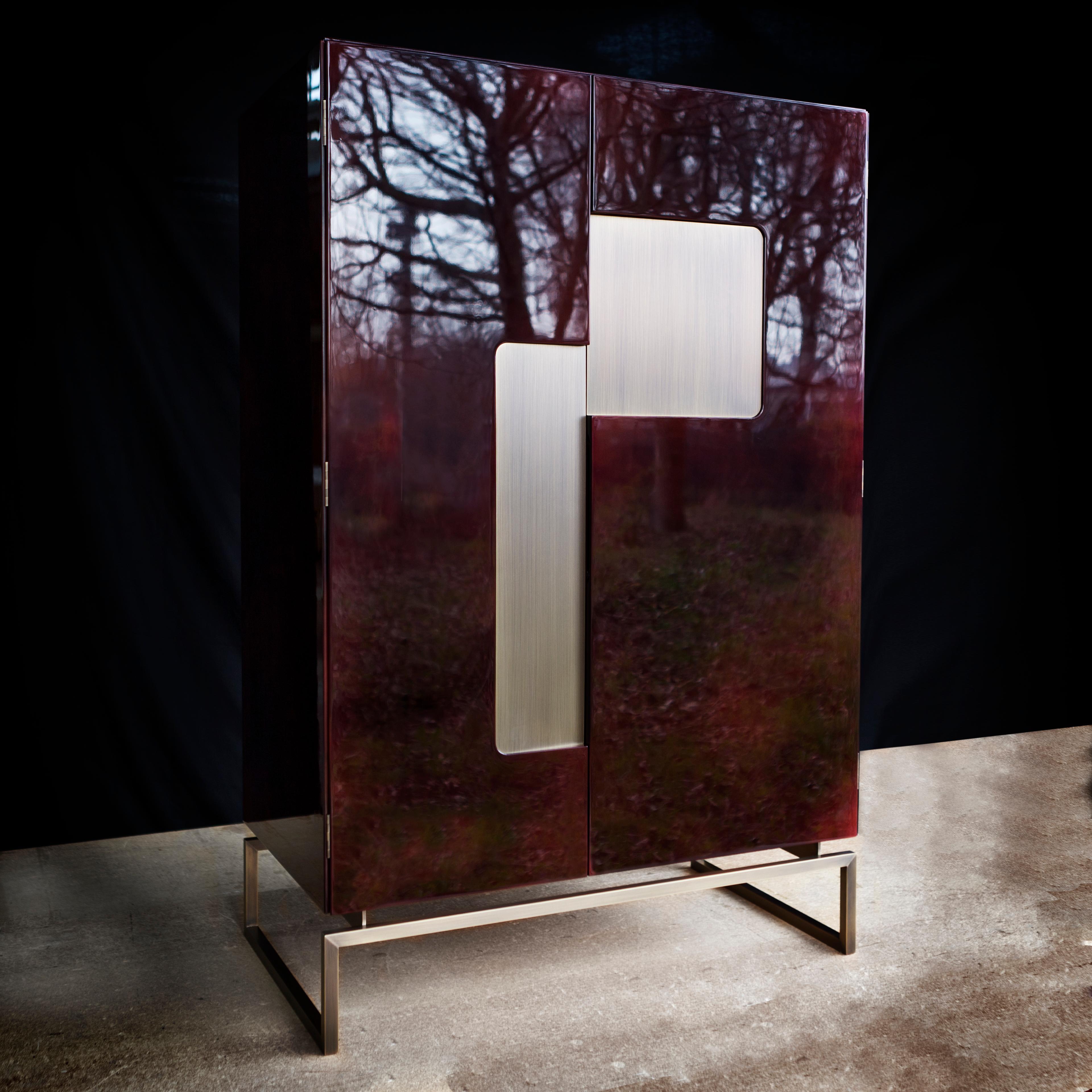 Italiano Armadio Giorgio I Oxblood Glossy Lacquer and Light Bronze Metal di Casa Casati in vendita