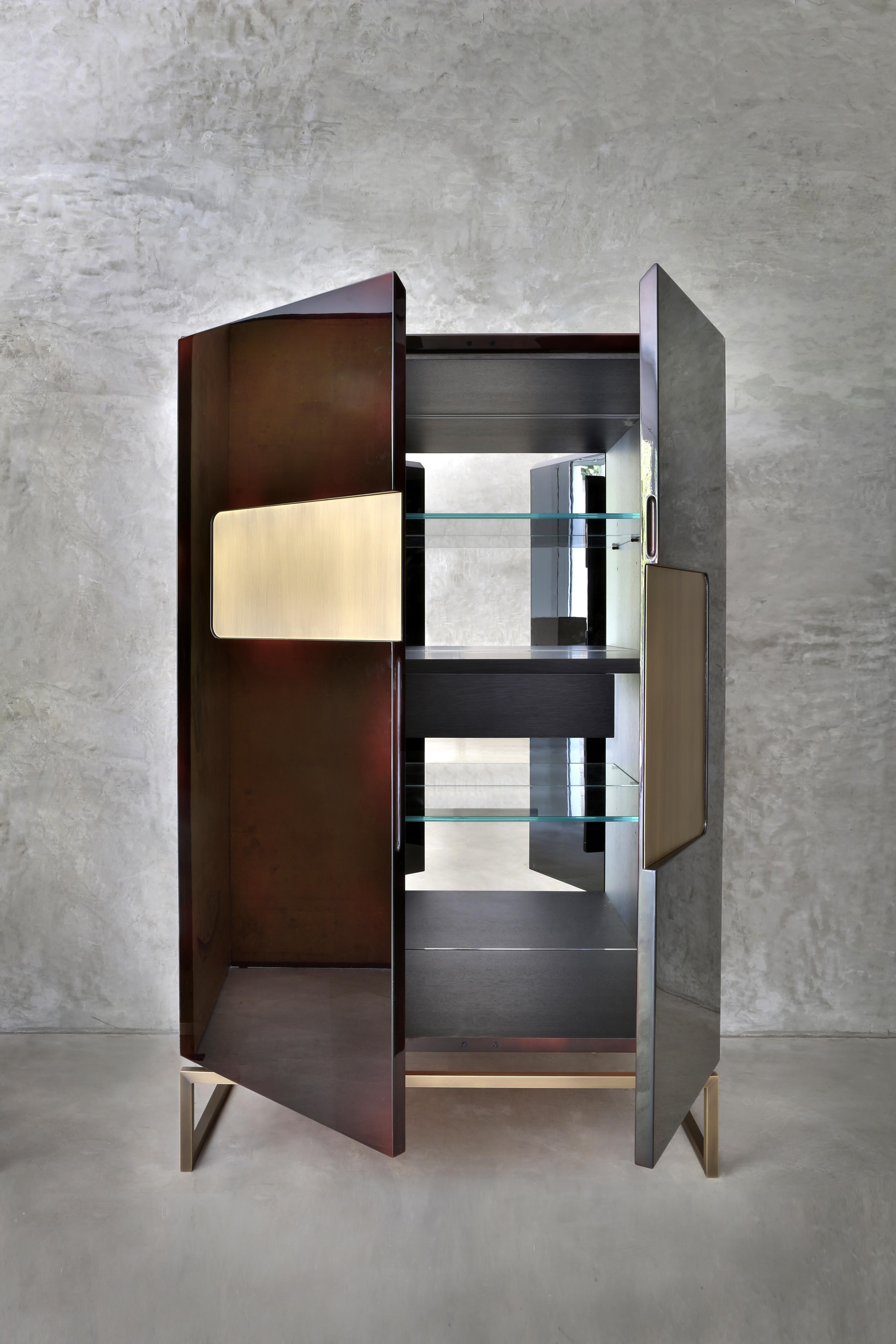 Armadio Giorgio I Oxblood Glossy Lacquer and Light Bronze Metal di Casa Casati In condizioni Nuovo in vendita a Geneve, CH