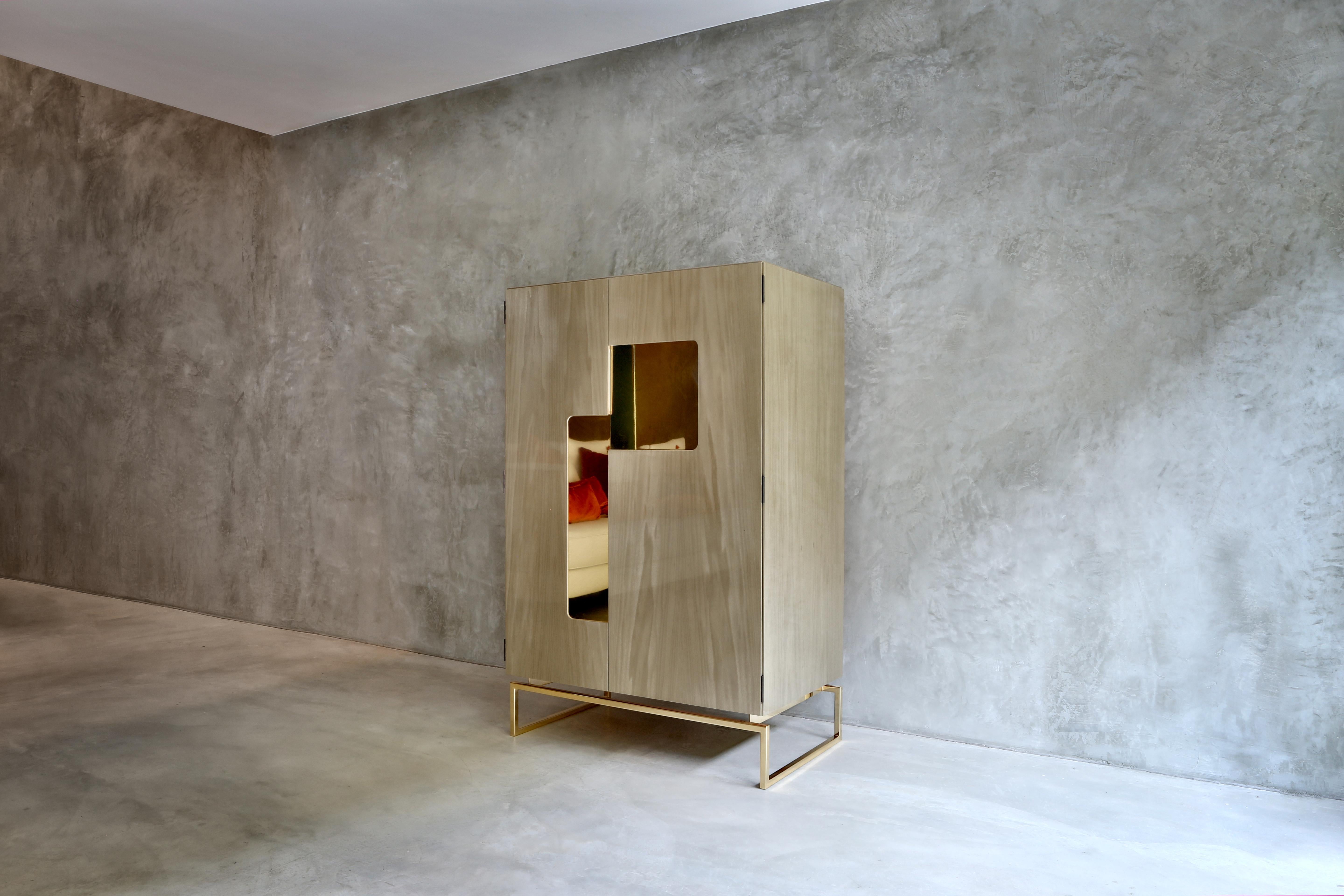 XXI secolo e contemporaneo Armadio Giorgio I Oxblood Glossy Lacquer and Light Bronze Metal di Casa Casati in vendita