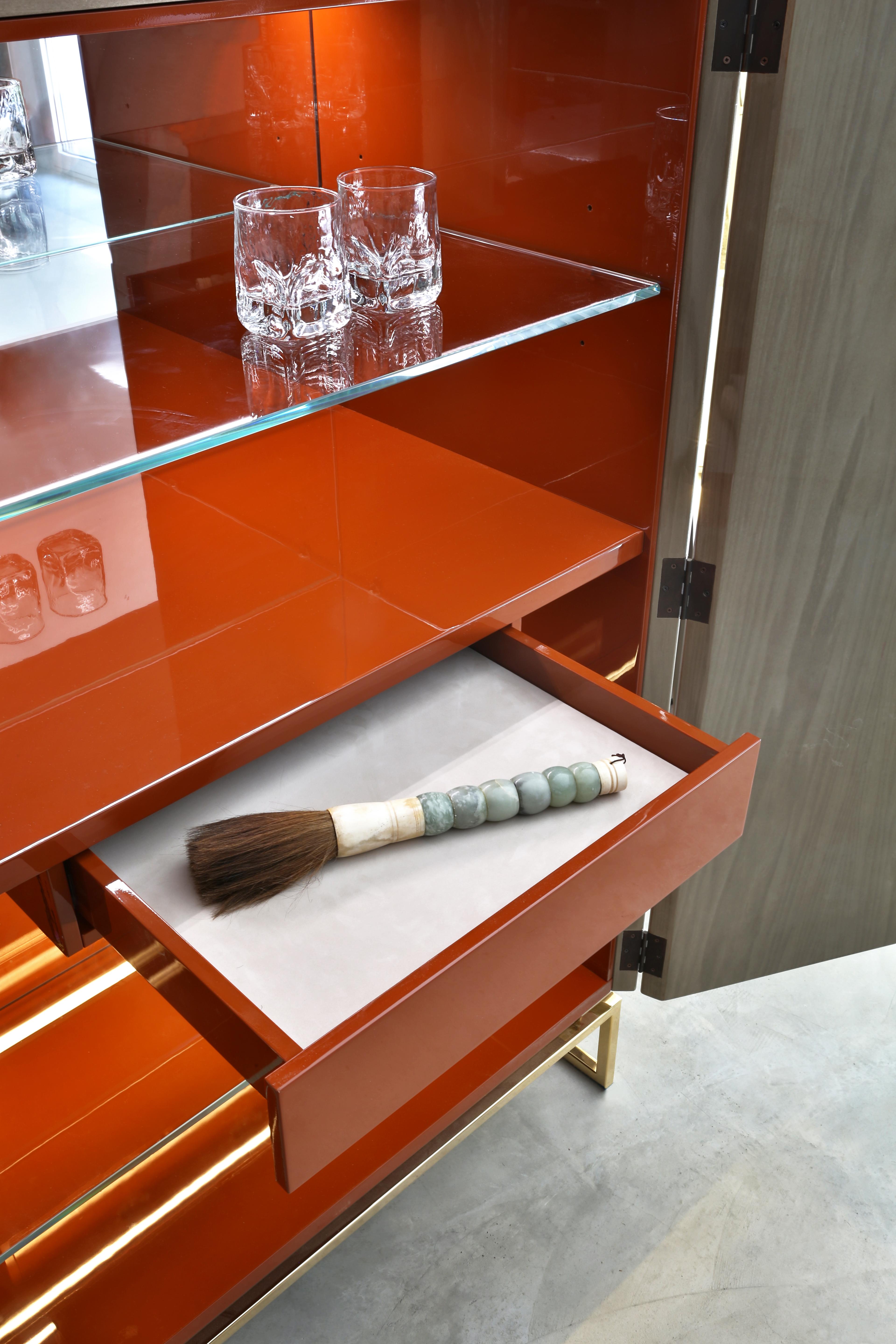 Armadio Giorgio I Oxblood Glossy Lacquer and Light Bronze Metal di Casa Casati in vendita 1