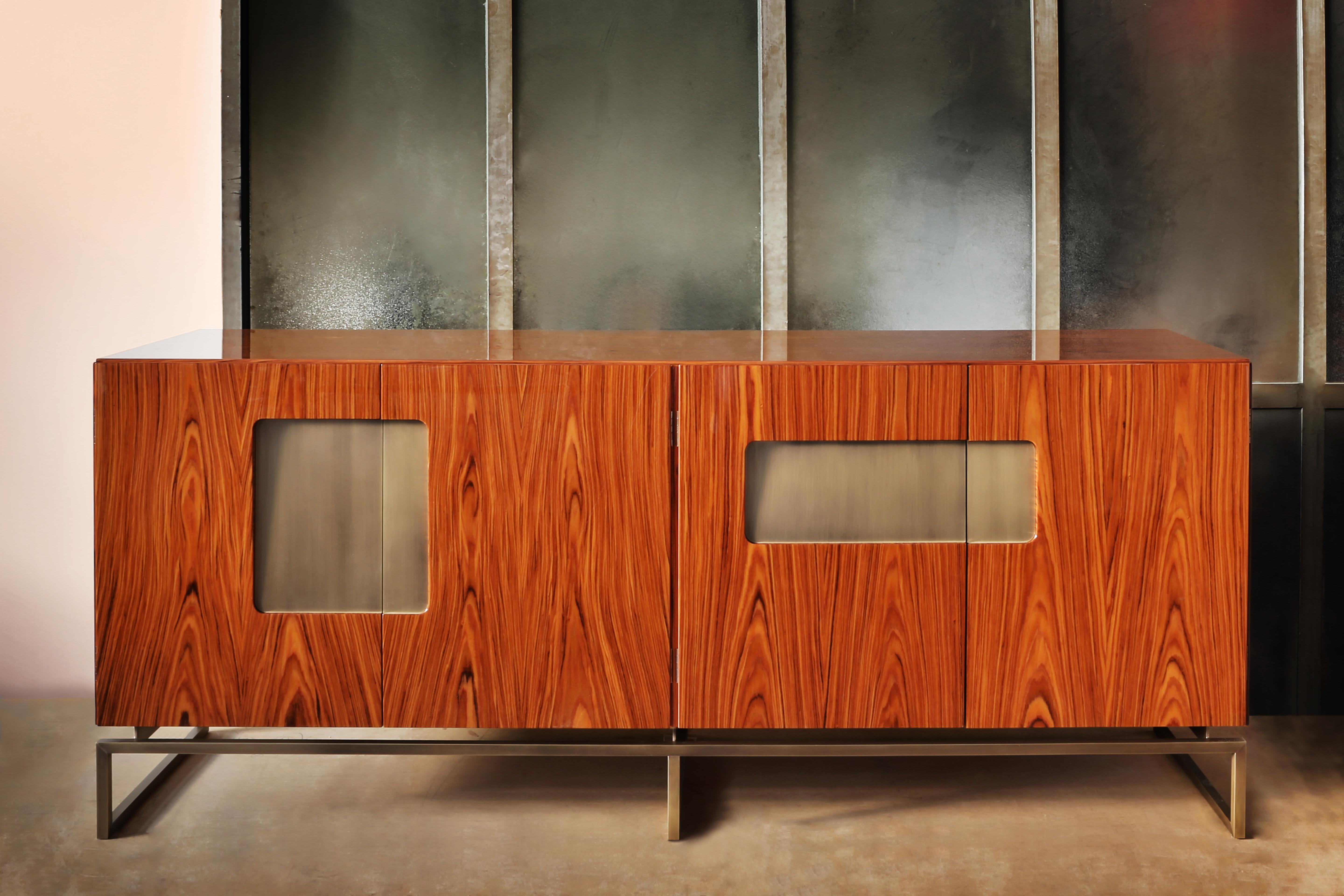 Armadio Giorgio III in palissandro lucido e metallo bronzo chiaro di Casa Casati 
Dimensioni: D 54 x L 200 x H 84 cm. 
Materiali: Lacca, MDF, ottone, palissandro e metallo.

Disponibile in diversi materiali e dimensioni. Contattateci.

Una famiglia