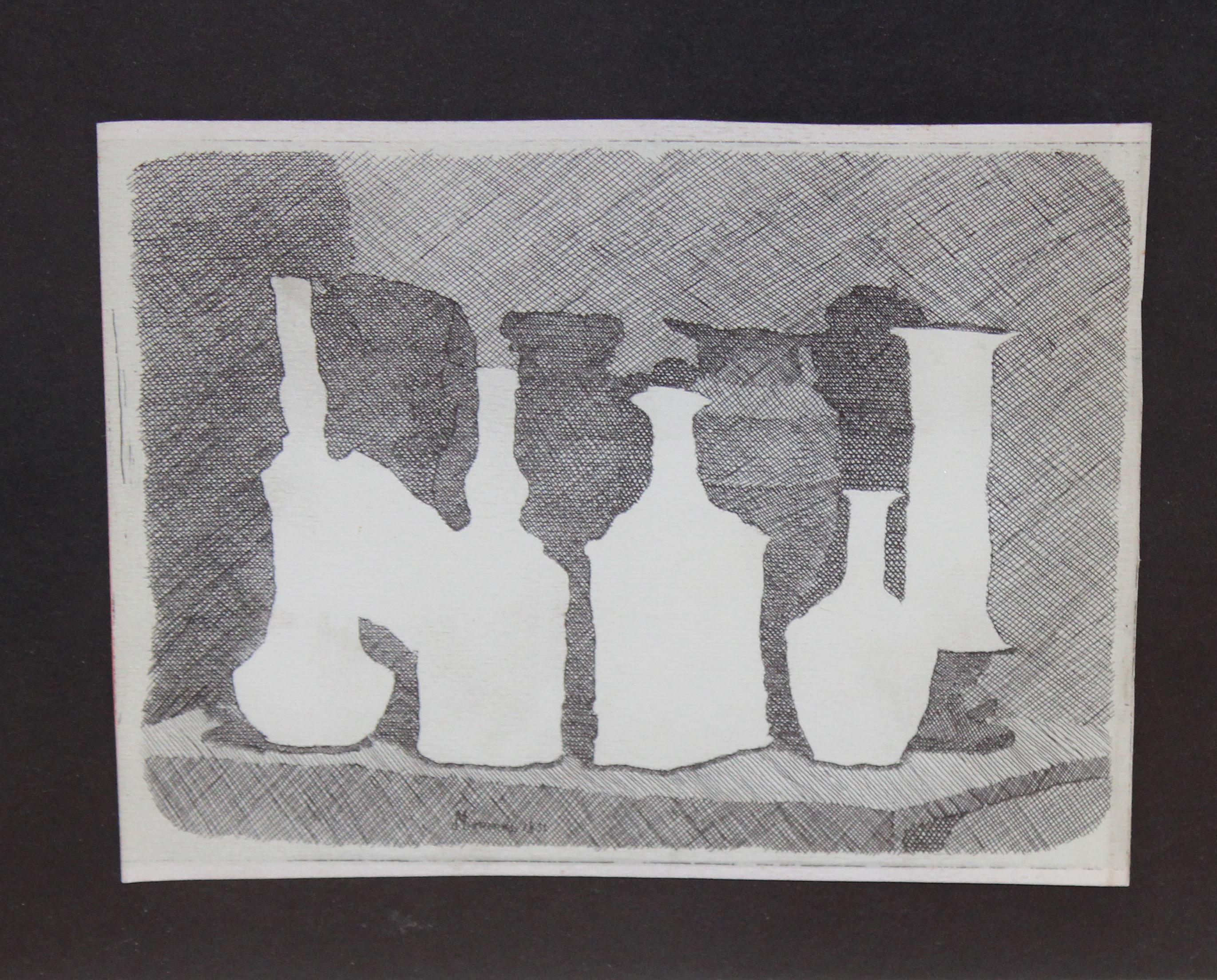 Grabado al cobre - Natura morta di vasi su un tavolo - Año 1931 - Still-Life Print Gris de Giorgio Morandi
