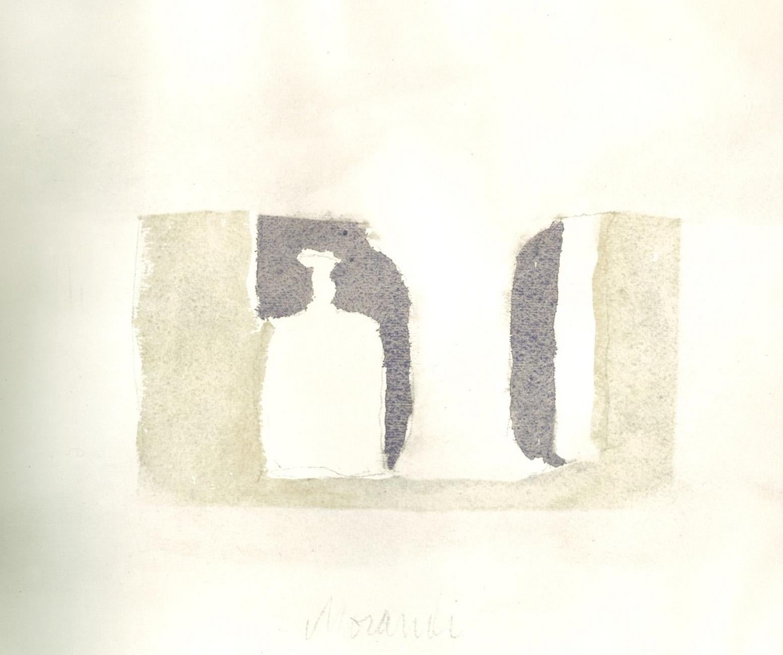 Abmessungen des Bildes: 24.5 x 33,5 cm.

Bottles Composition ist ein Original-Offsetdruck, der das Originalaquarell von Giorgio Morandi wiedergibt.

Die Signatur des Künstlers ist perfekt auf der Platte wiedergegeben.

Aus dem Band "L'Opera grafica