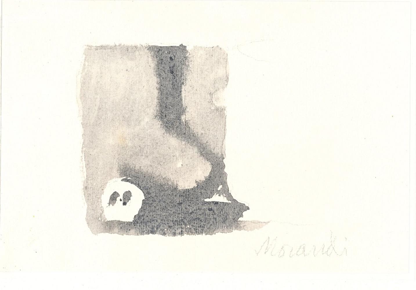 Dimensiones de la imagen: 14 x 21  cm.

Estudio para un bodegón es una magnífica impresión original en offset, que reproduce la acuarela original de Giorgio Morandi.

Firmado a lápiz por el artista en la esquina inferior derecha: Morandi.

Excelente