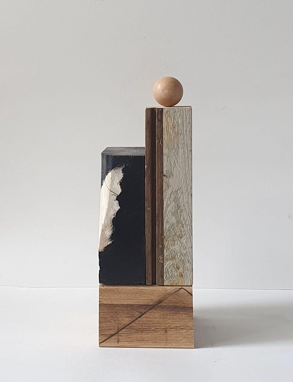 Scultura in legno con texture bianca e nera 
