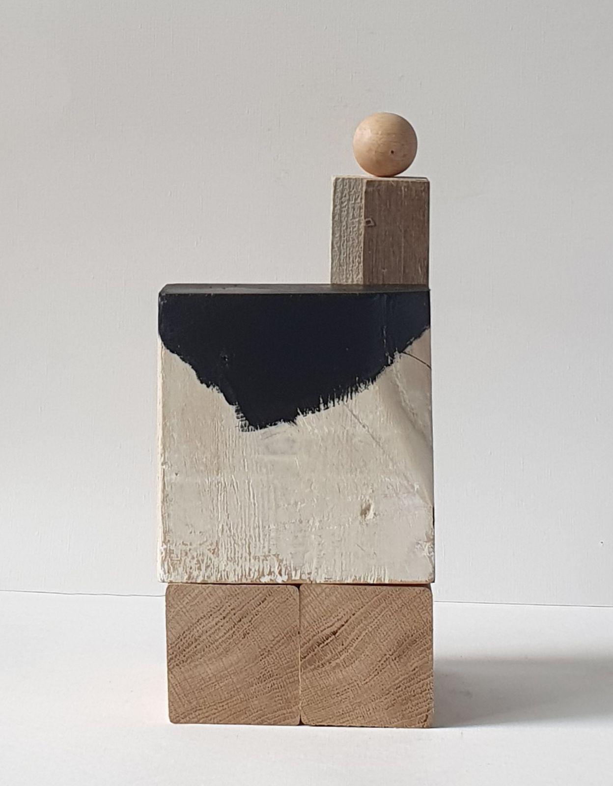 Scultura in legno con texture bianca e nera 