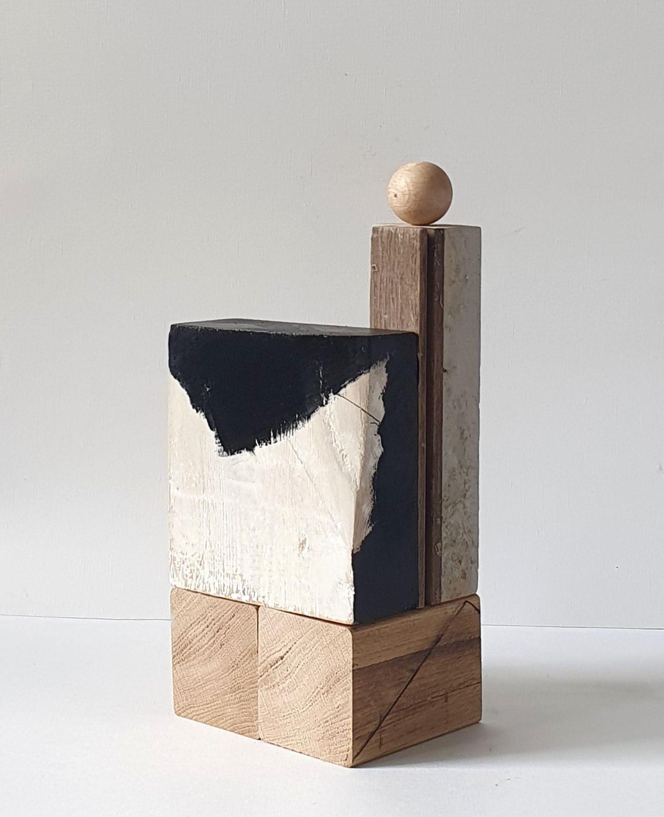 Scultura in legno con texture bianca e nera 