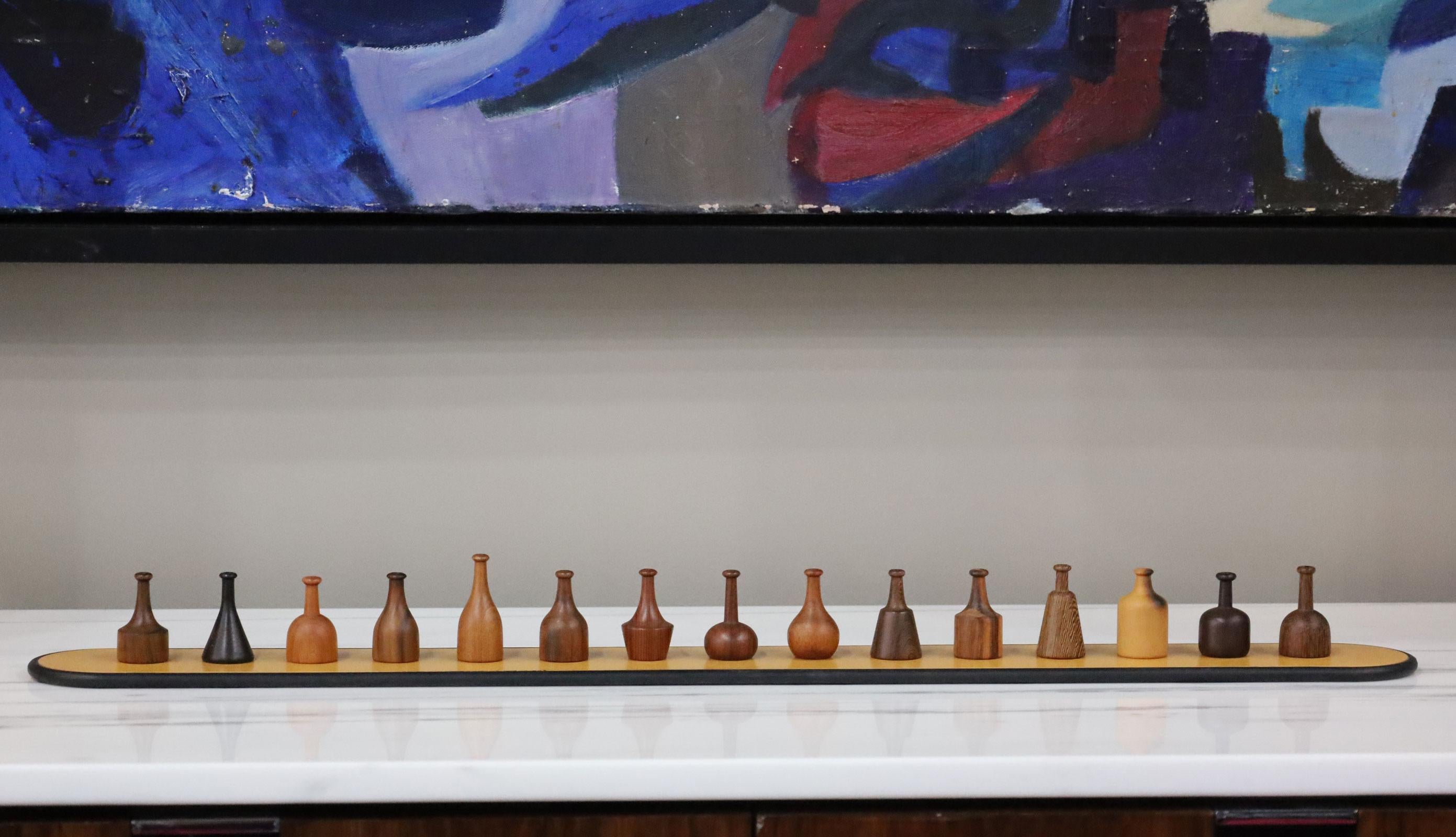 Entdecken Sie die Kunstfertigkeit der Mitte des Jahrhunderts mit der Giorgio Pizzitutti Exotic Wood Miniature Vases Sculpture aus Italien, 1980er Jahre. Dieses exquisite Set besteht aus 15 handgeschnitzten Miniatur-Holzvasen, von denen jede eine