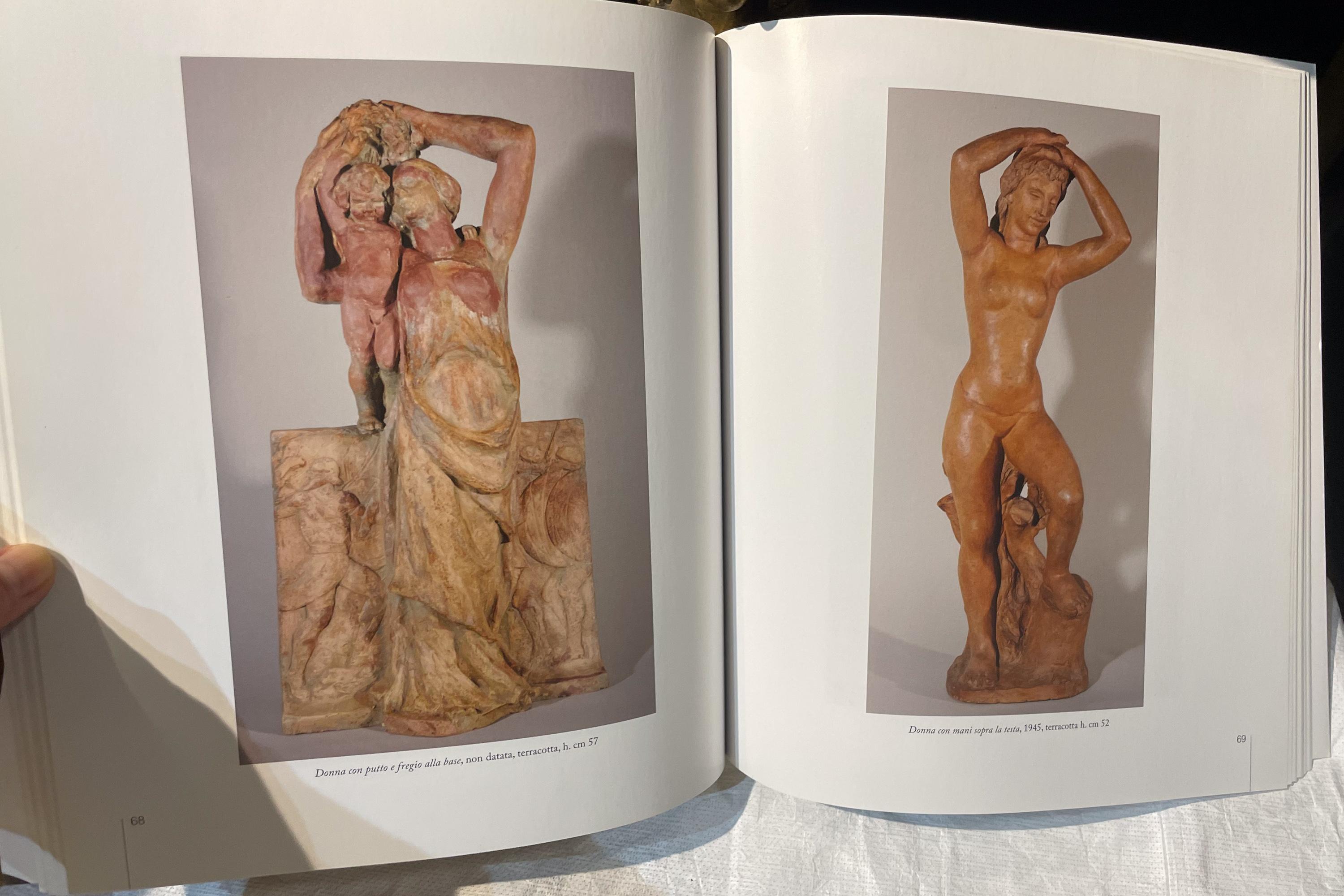 Mujer con las manos sobre la cabeza, terracota, 1945, Giorgio Rossi (1894-1981). en venta 13