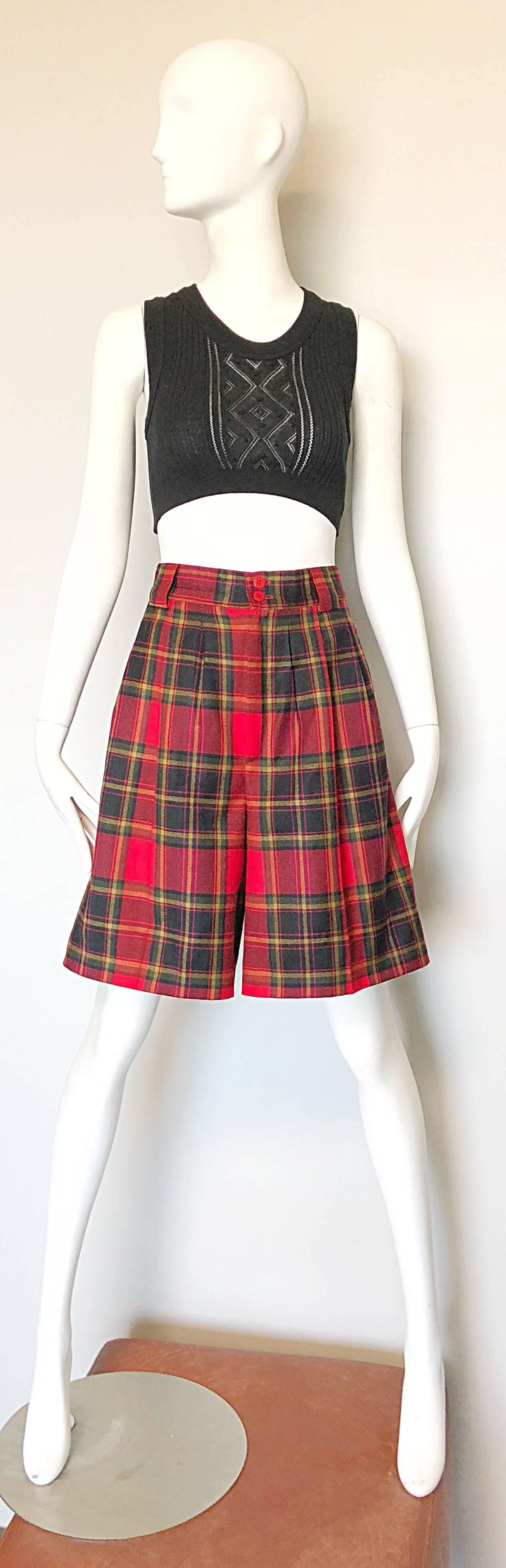 Chic 80s GIROGIO di SANT ANGELO red tartan plaid high waisted wide leg culottes / shorts! Features pleats at the waist, with zipper fly and double button closure. Pockets at each side of the waist and on the rear. Can easily be dressed up or down.
