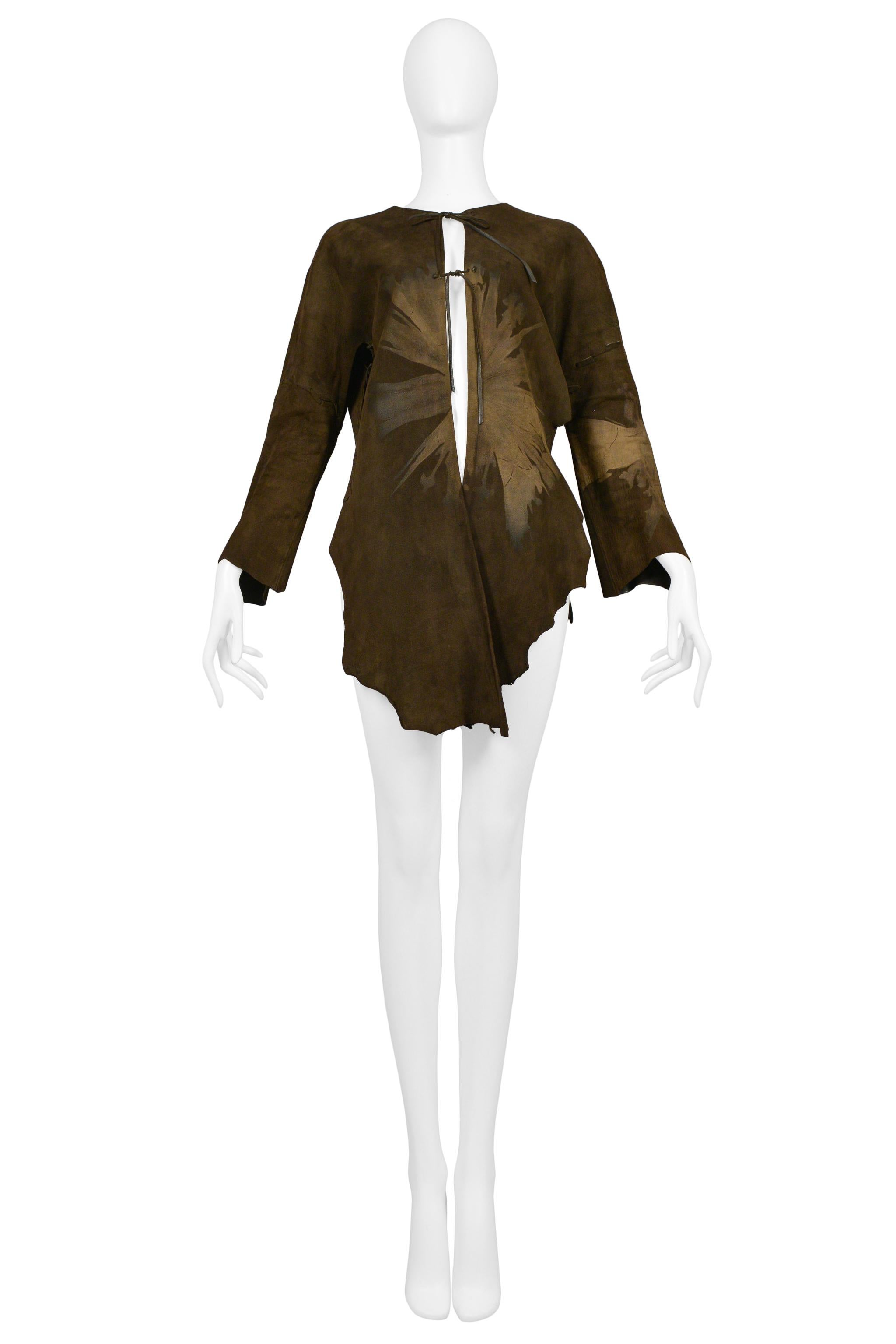 Resurrection Vintage a le plaisir de vous proposer un ensemble veste et jupe vintage en daim marron de Giorgio Sant Angelo comprenant un imprimé de feuilles abstraites, une veste avec des liens sur le devant et des bords bruts, et une jupe avec des