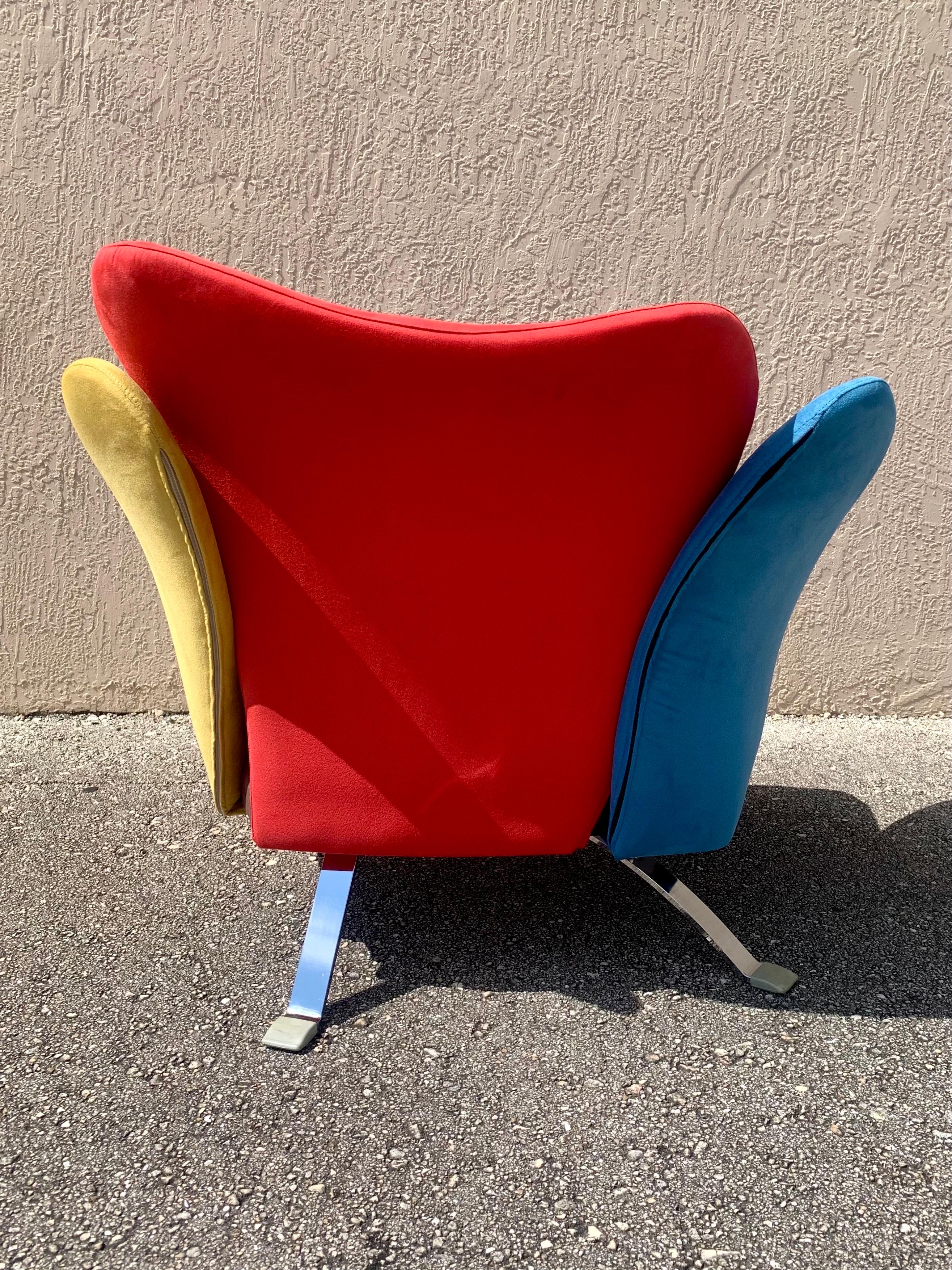 Magnifique chaise longue Flower conçue par Giorgio Saporiti pour Il Loft. 

Fabriquées en Italie. 

Pédales en fer façonnées à la main pour le dos et les bras afin de ressembler à une fleur en train d'éclore. Rembourré dans un tissu ultra-daim