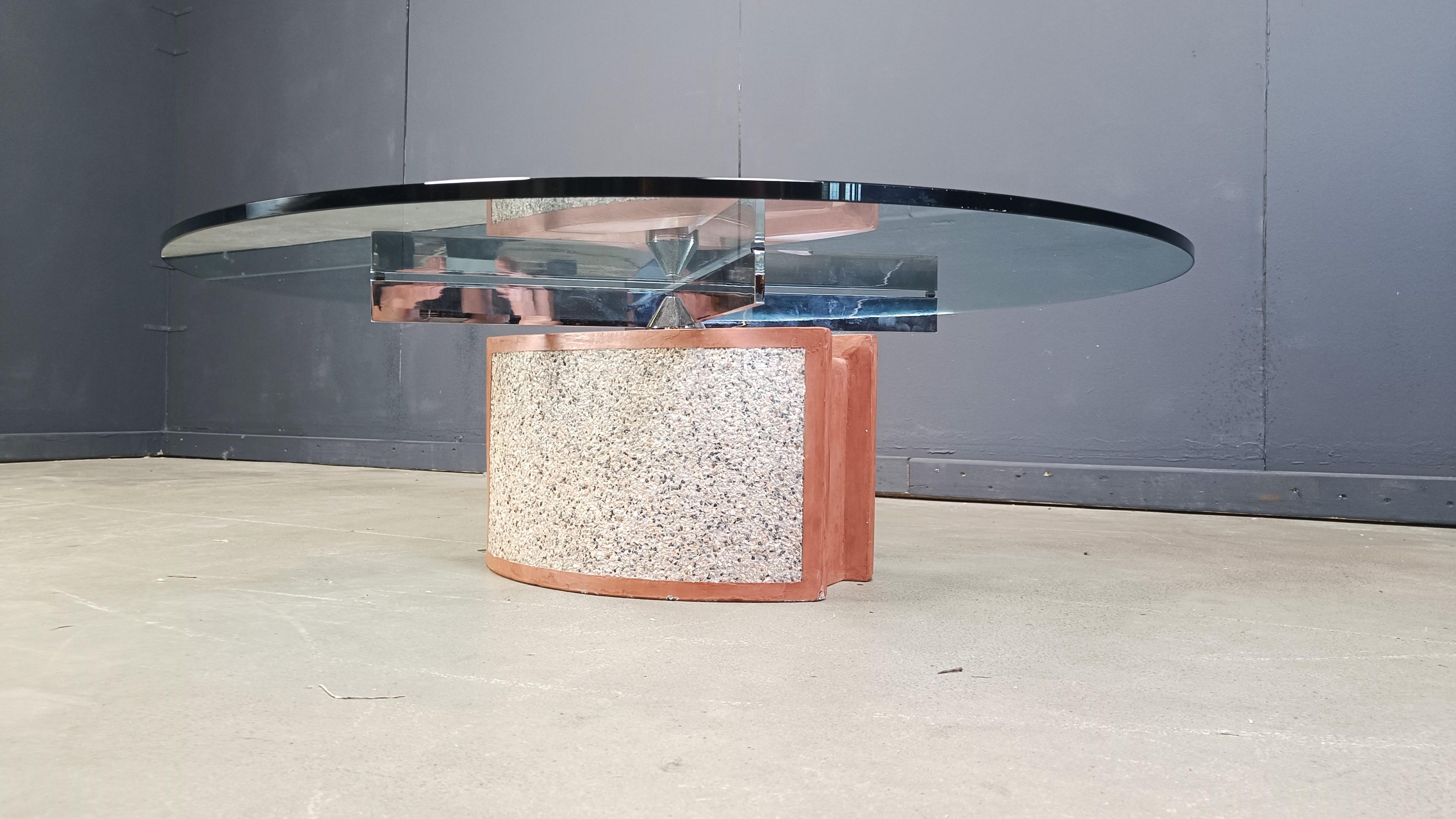 Magnifique table basse en pierre avec une croix en métal chromé, un plateau en verre transparent et une base en béton peint et en pierre.

Conçu par Sergio et Giorgio Saporiti pour Saporiti.

Cette table basse en béton attire tous les regards

Bon