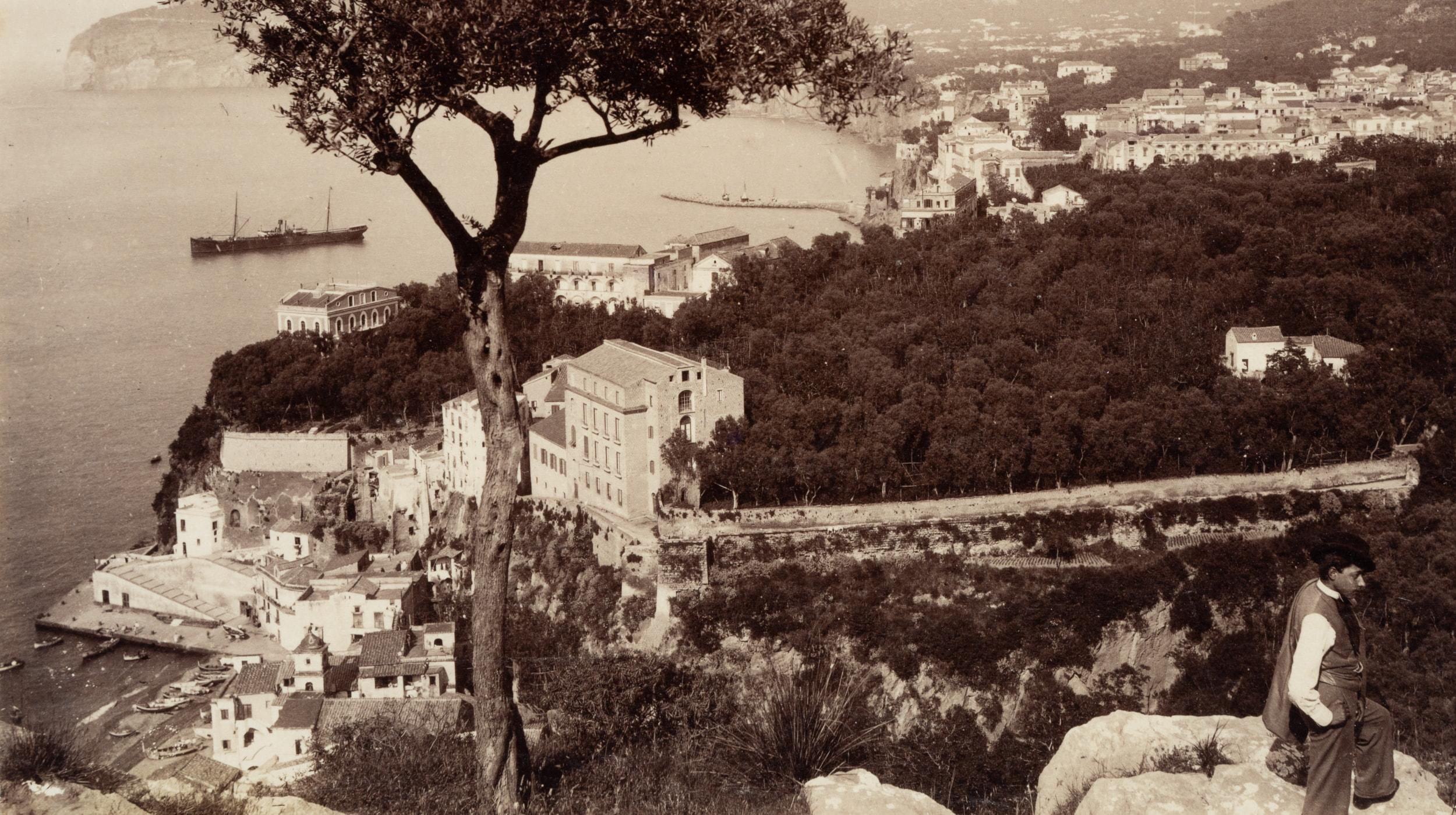 Sorrento aus Capo di Monte, Neapel – Photograph von Giorgio Sommer