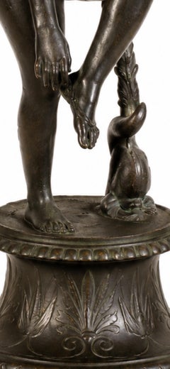 Grand Tour Bronze Venus Adjusting Her Sandal Ende des 19. Jahrhunderts Signiert