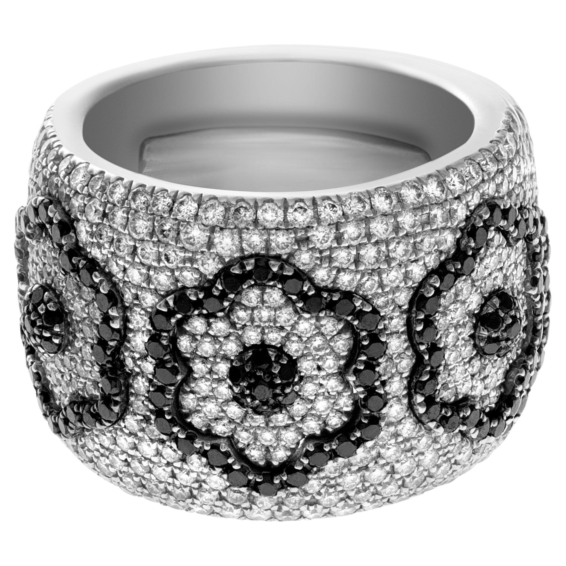 Giorgio Visconti Diamond Flower Ring 1.75 Ct in White & Black Diamonds in 18k For Sale